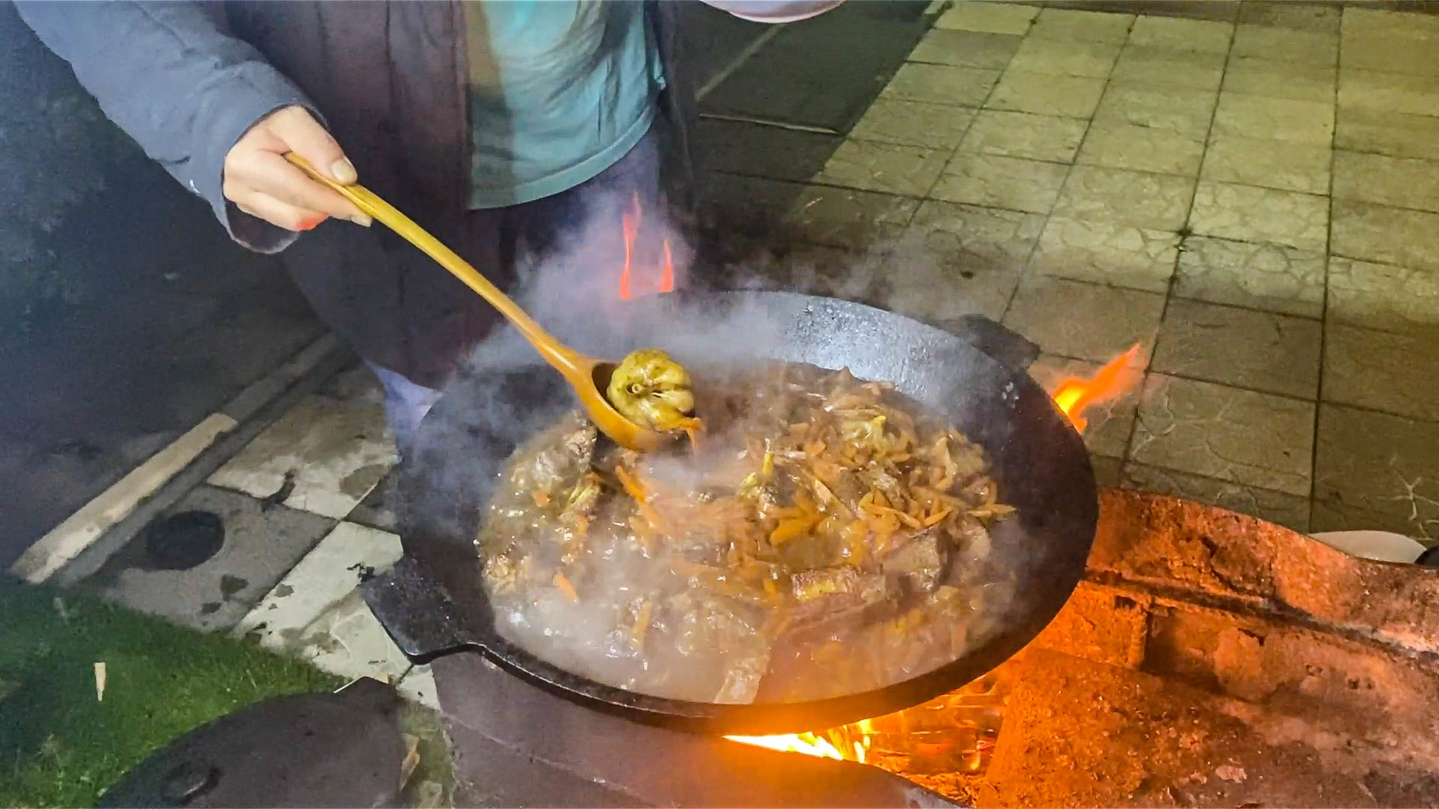 Приготовление плова в афганском казане. Афганский бульон. Плов в казане. Самаркандский плов в казане. Ошпаз готовит плов.