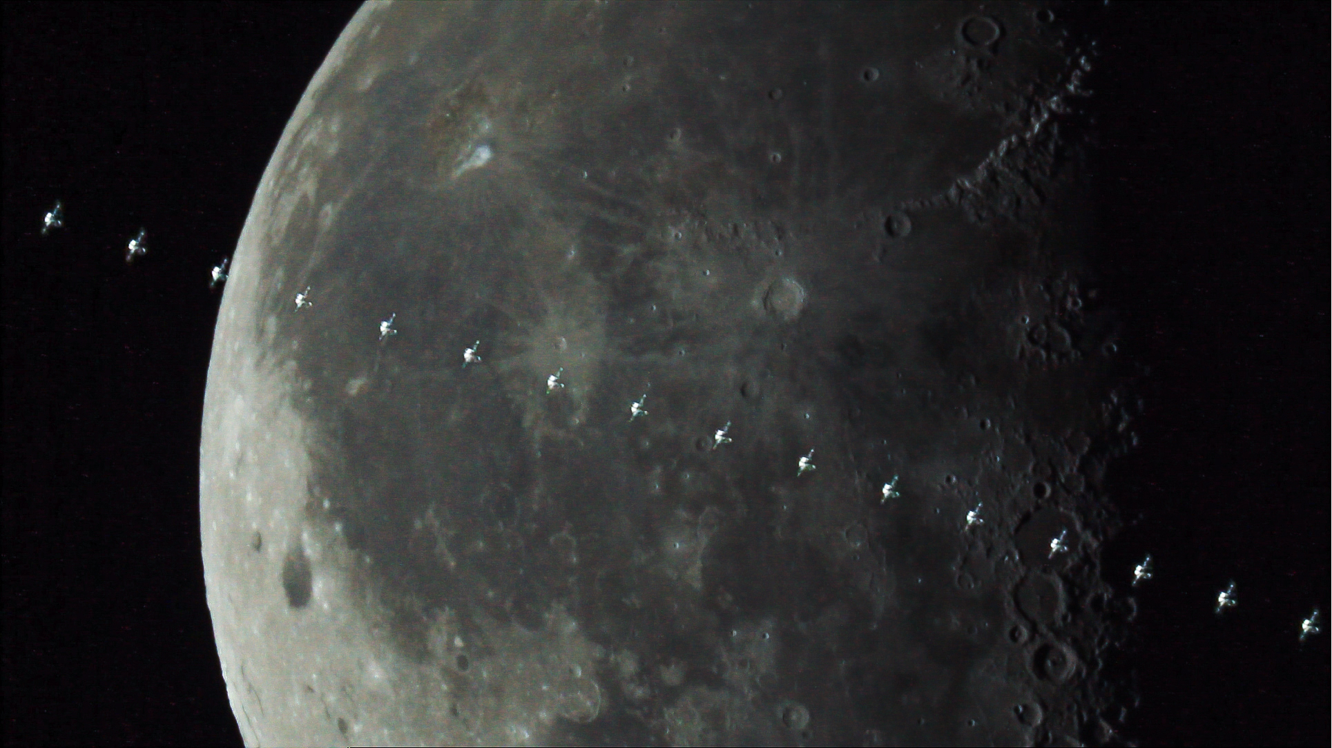 МКС на фоне Луны