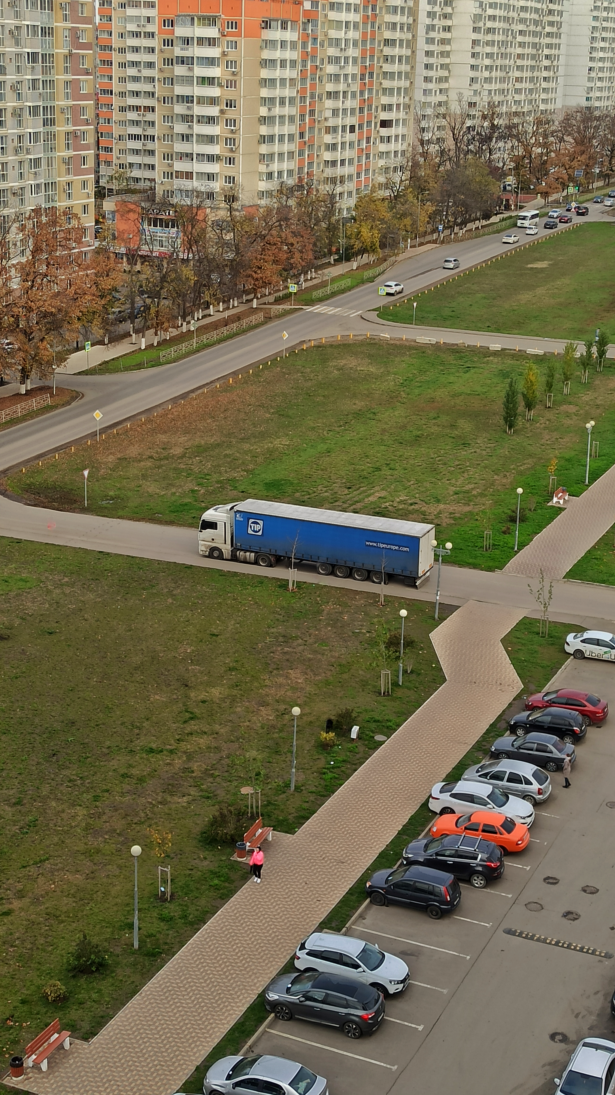 Фура в спальном районе перекрыла одну полосу движения | Пикабу