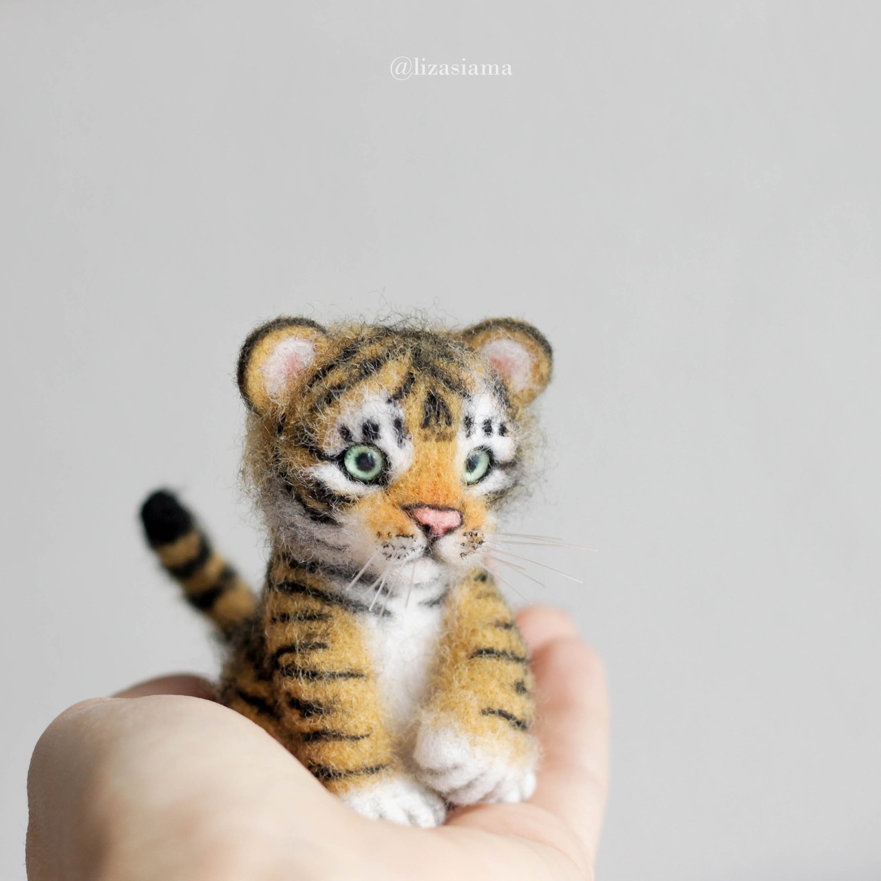 Мини-тигрррр😄🐅 Выполнен на заказ 💝 Сухое валяние. Шерсть, стеклянные гл | Instagram