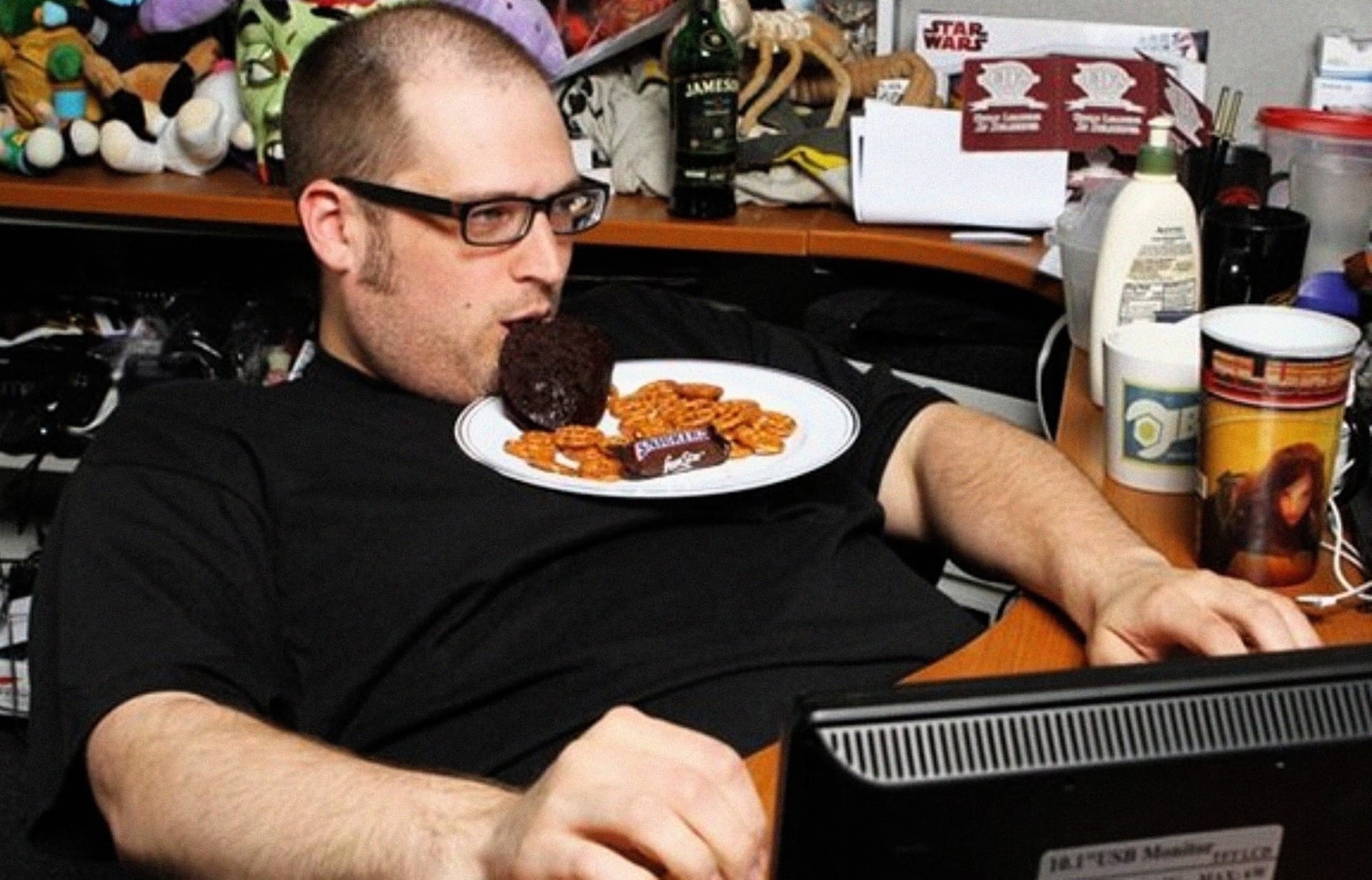 Человек ест за компьютером