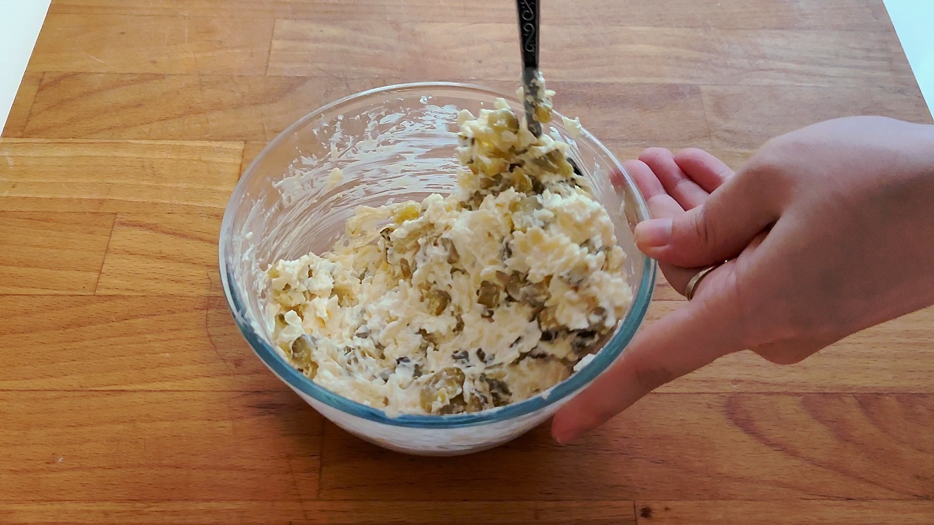 Чтобы приготовить куриные рулетики с сыром в духовке, нужны: