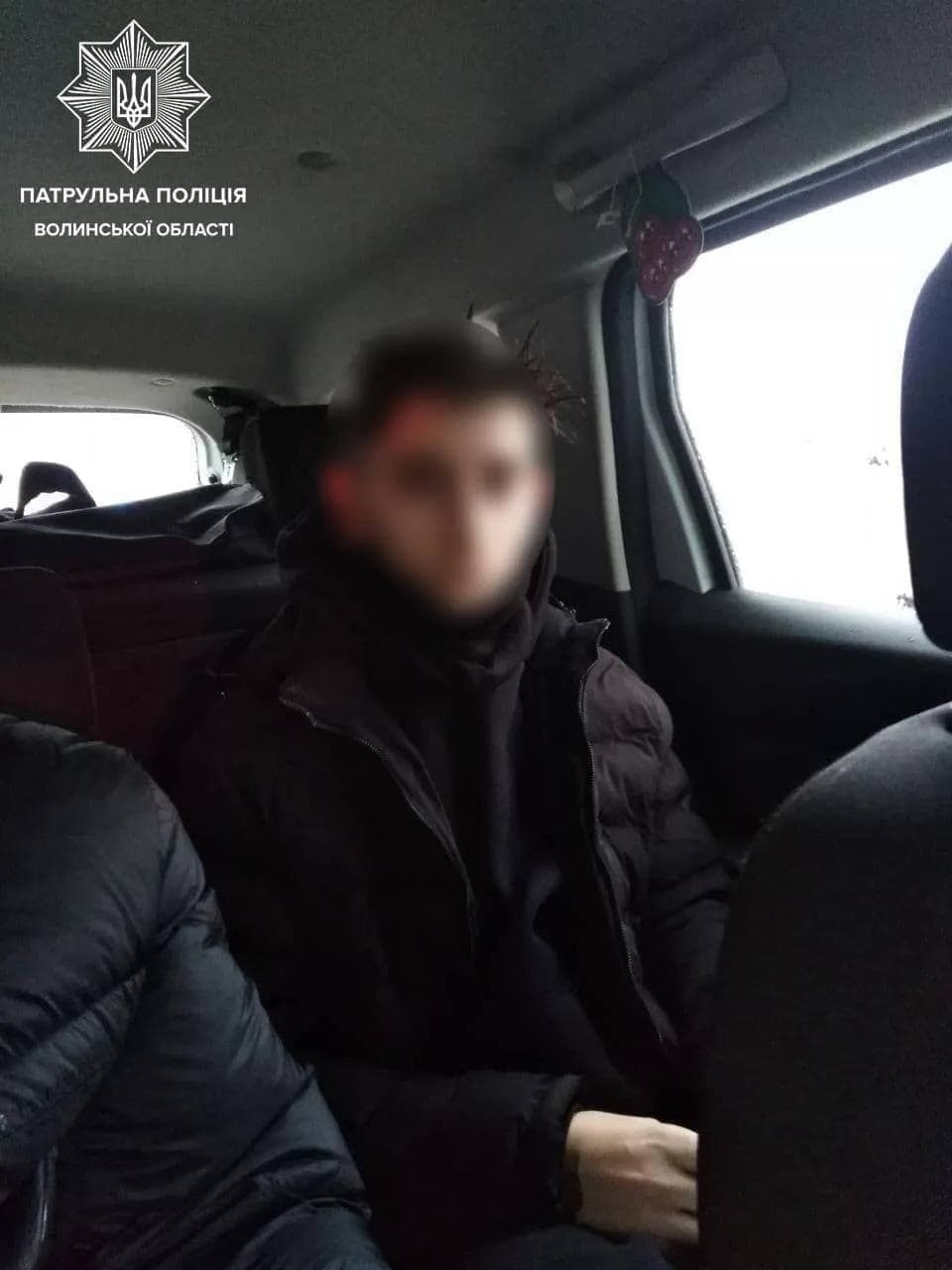 В Луцке 16-летний обрыган угнал тачку, устроил погоню с копами и пролетел  на красный свет, сбив й толпу, переходящую дорогу.