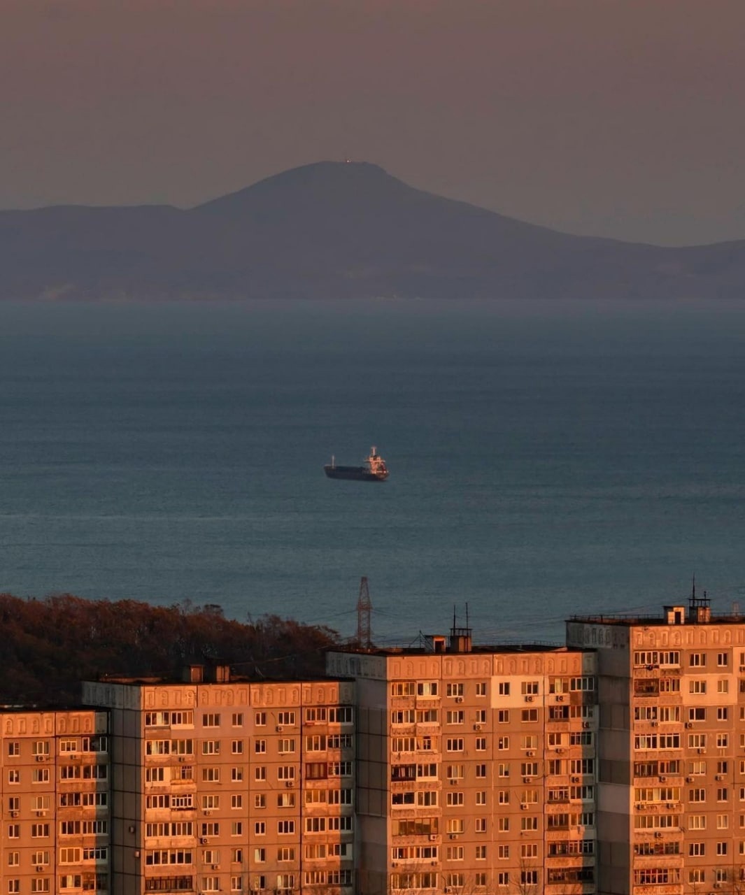 Панельки и море во Владивостоке | Пикабу