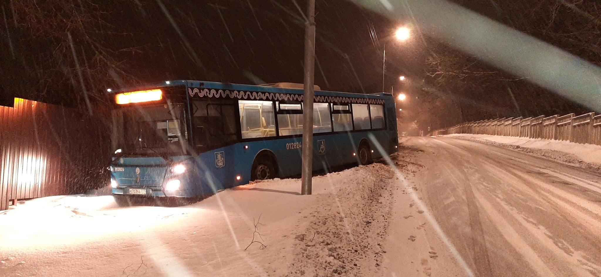 Зима. Фото автобуса в сугробе | Пикабу