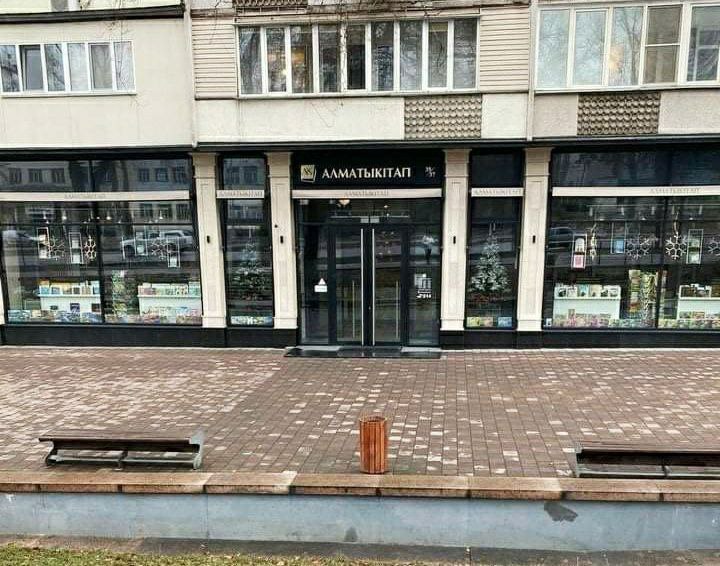 Единственный уцелевший магазин в Алмате книжный | Пикабу