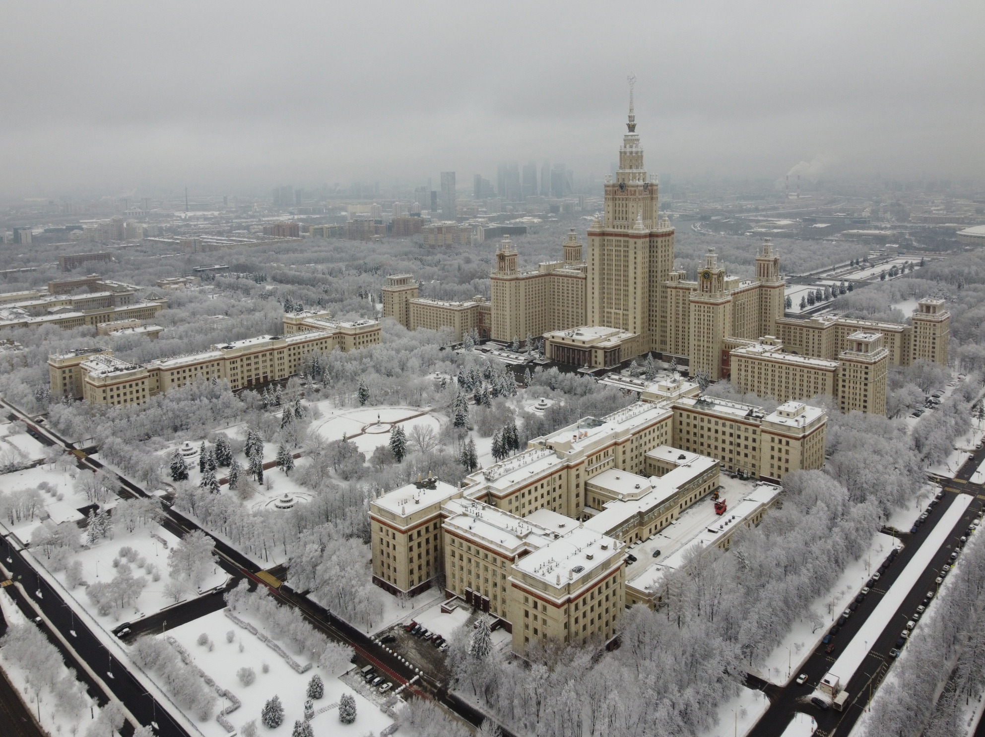 Снежное главное здание МГУ