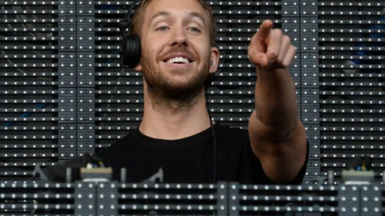 Музыкальные обзоры. Calvin Harris 2021. Calvin Harris DJ. Calvin Harris в Москве. Кельвин Харрис песни Бумбокс.