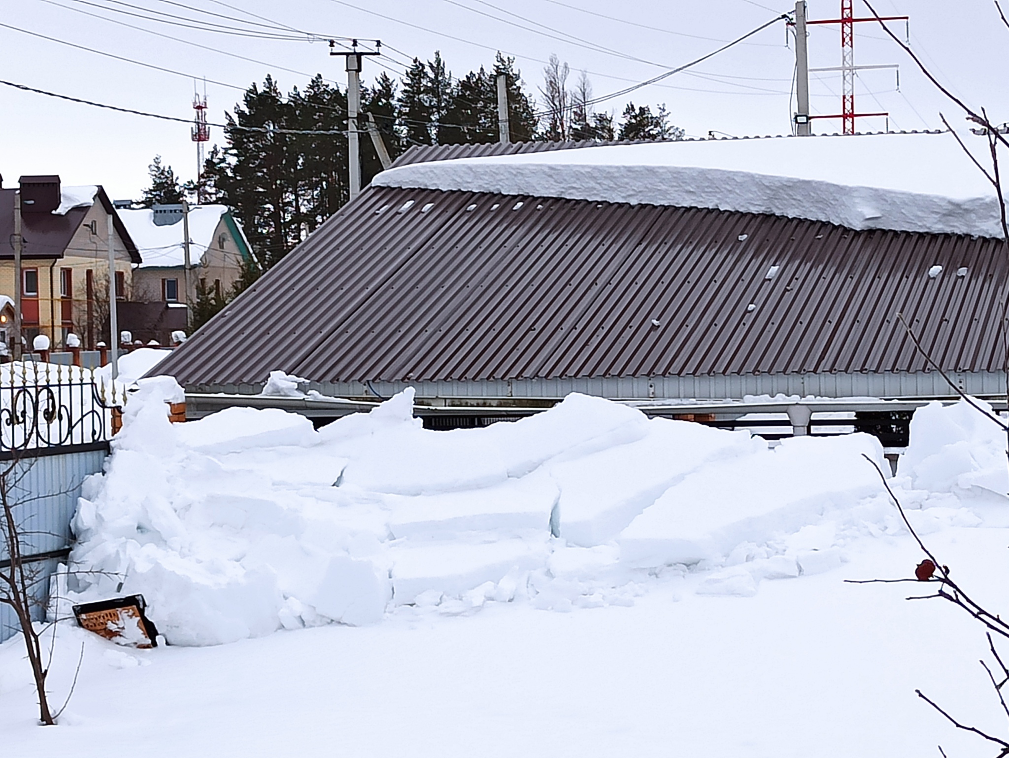 Снег соседской крыши. Сломанные навесы от снега. Снег падает с крыши на соседний участок. Снег сломал навес. Снег с крыши соседа падает на мой участок что делать.