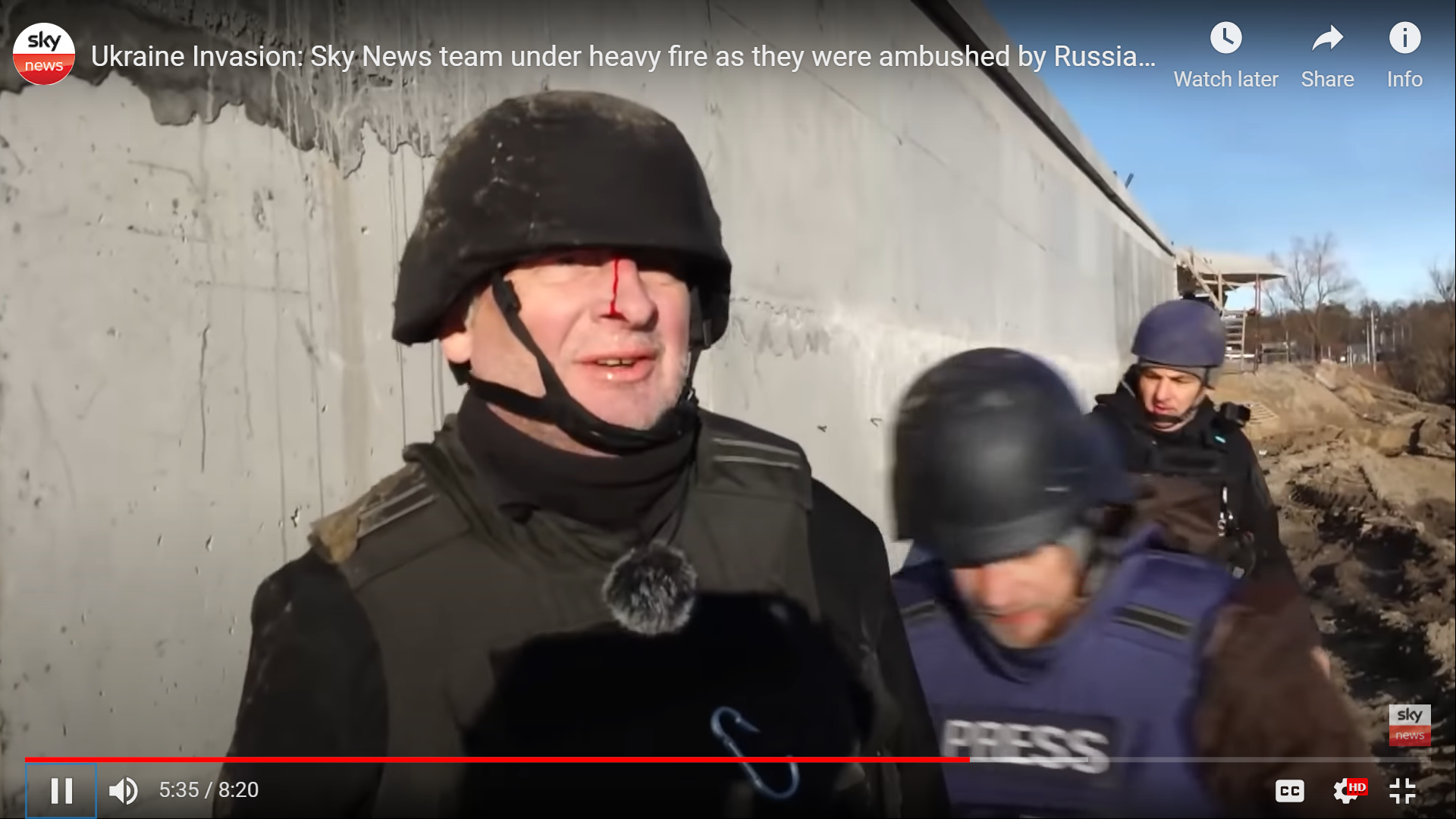 Британские журналисты попали под обстрел | Пикабу