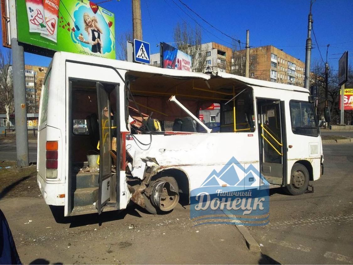 В Донецке танк протаранил автобус | Пикабу