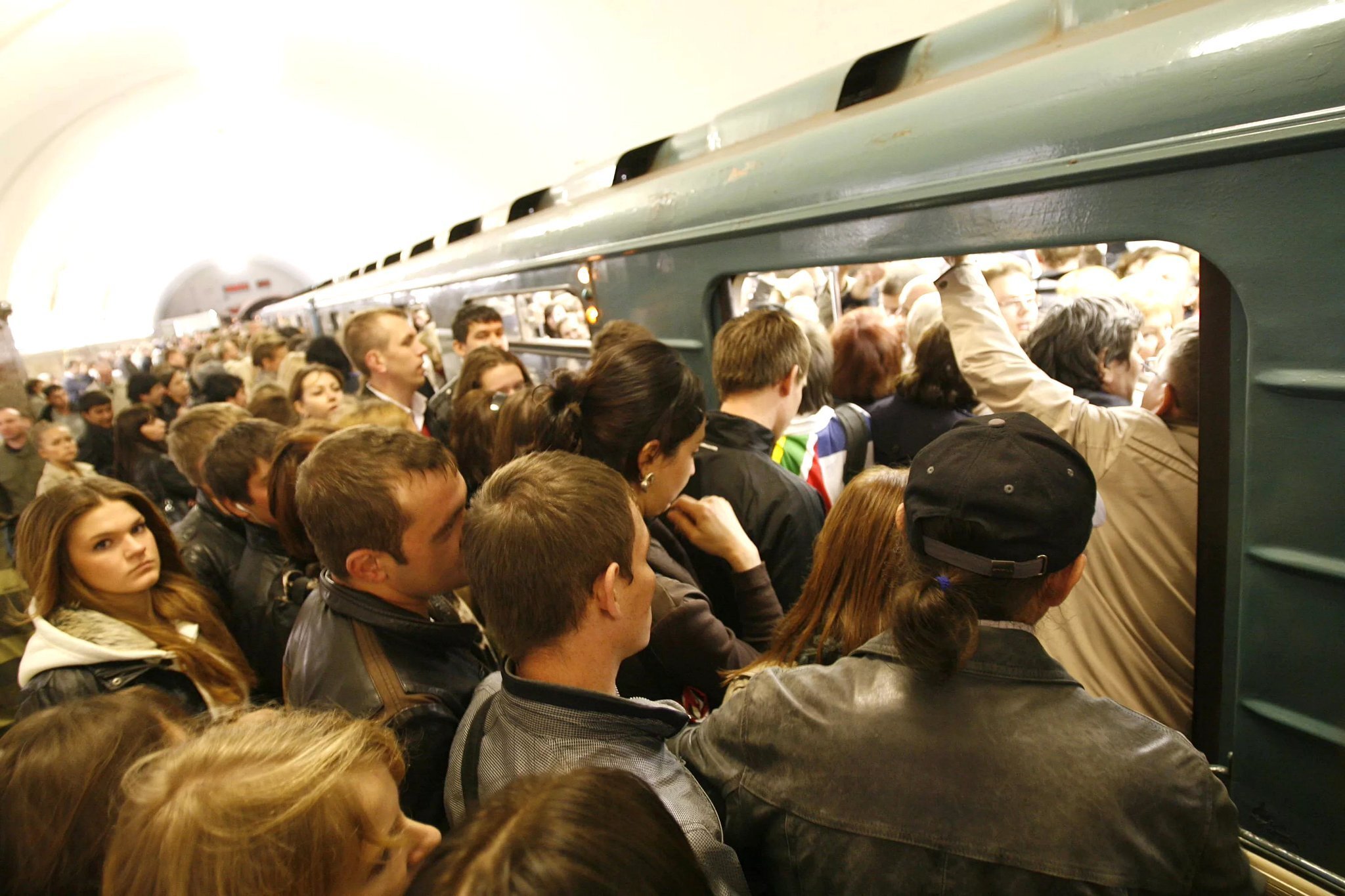 В московском метрополитене полицейский жестоко избил хирургаУ пострадавшего  оказались сломаны две ноги | Пикабу