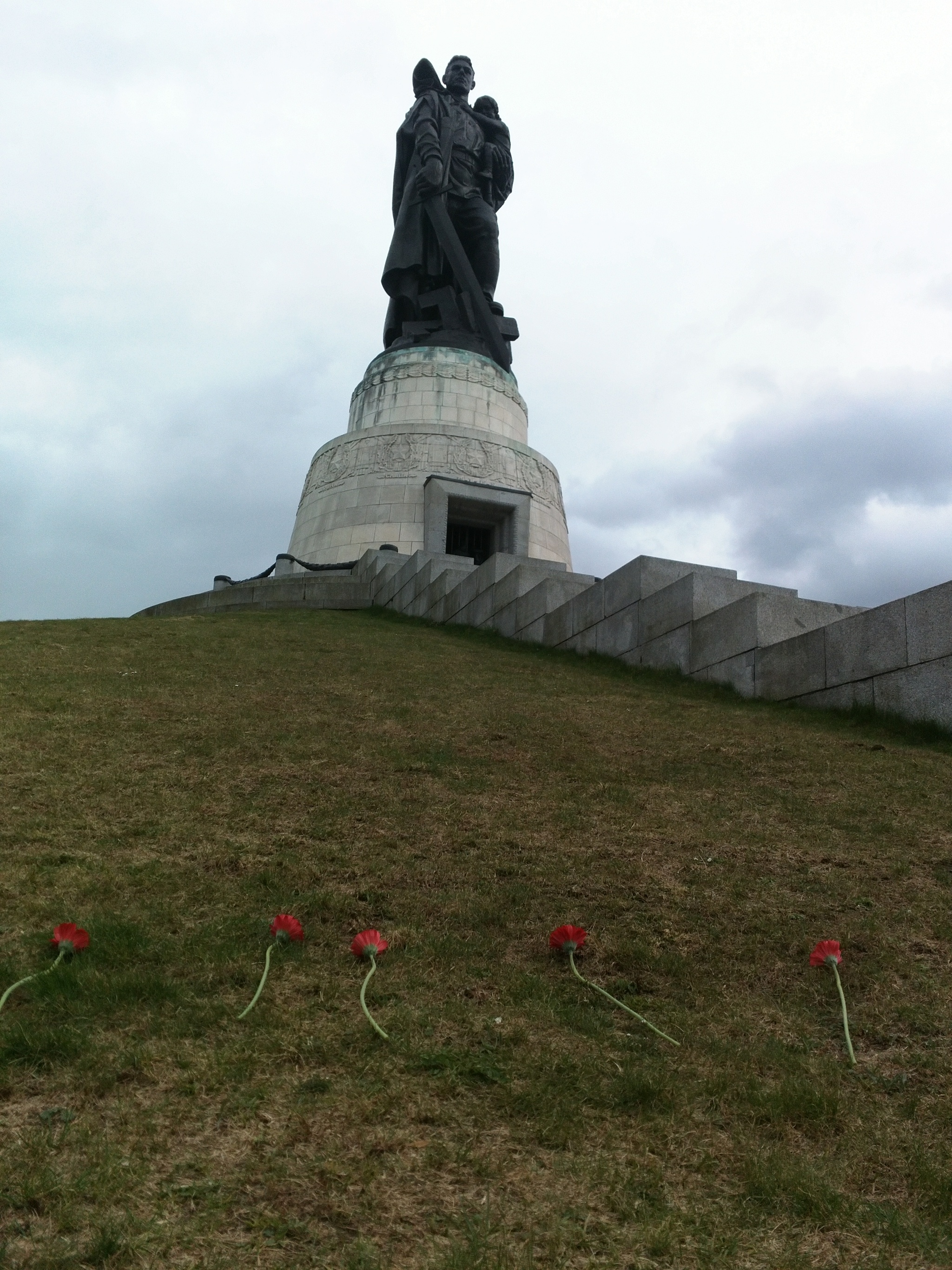 Памятник советскому солдату 08.04.22 в Берлине | Пикабу