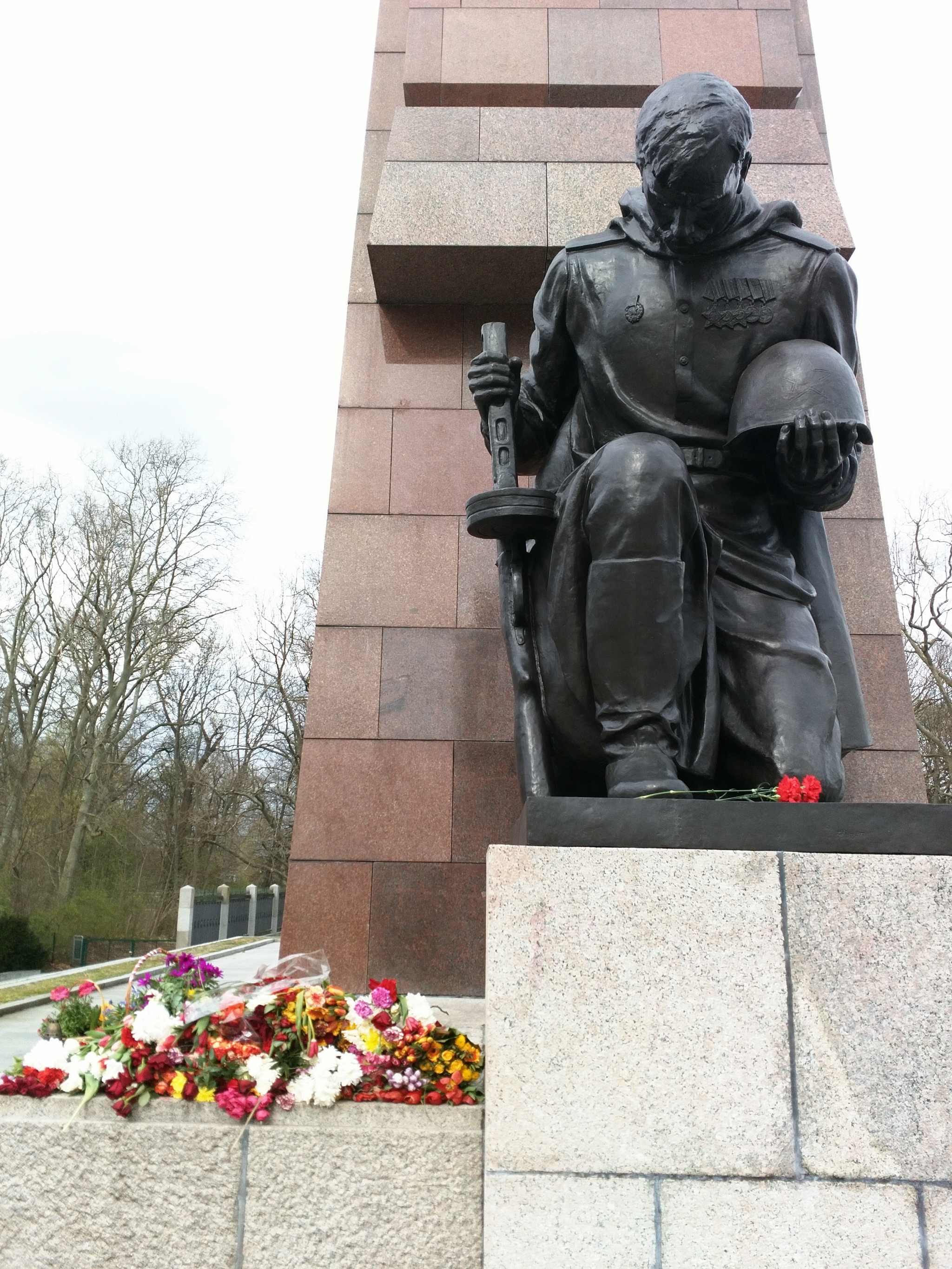 Памятник советскому солдату 08.04.22 в Берлине | Пикабу