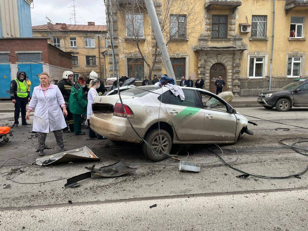 Влетел в столб на бешеной скорости | Пикабу