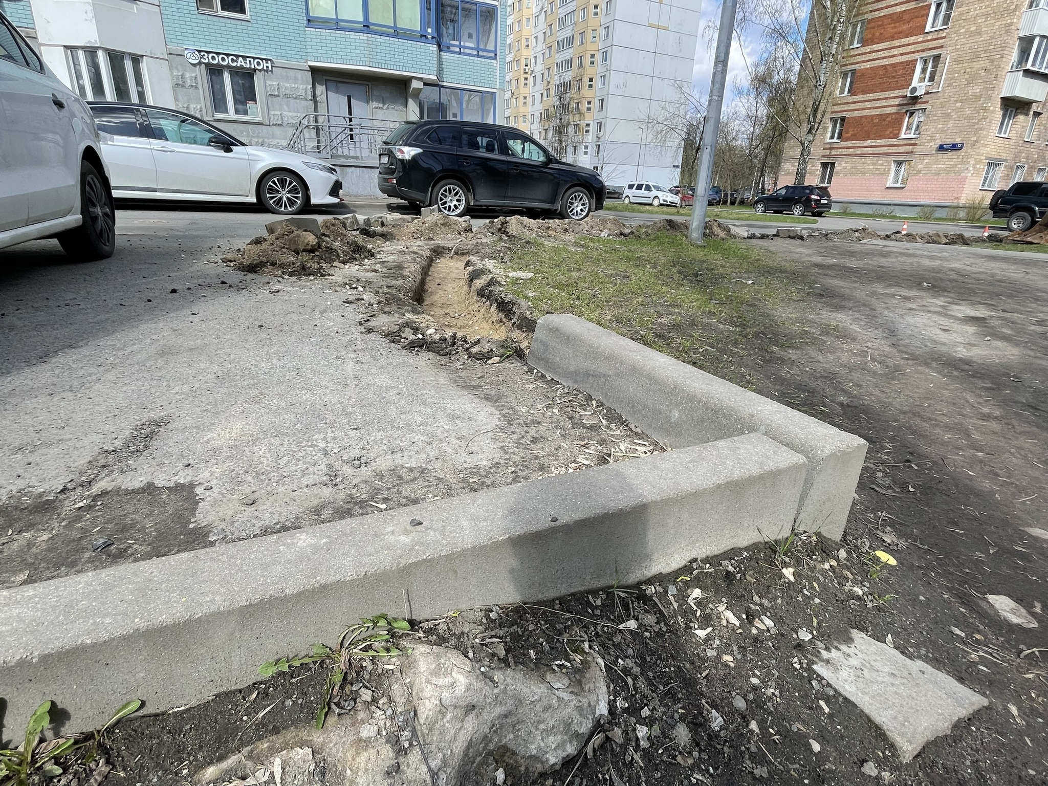 Бордюры у меня во дворе меняют каждые два года. Так и надо? | Пикабу