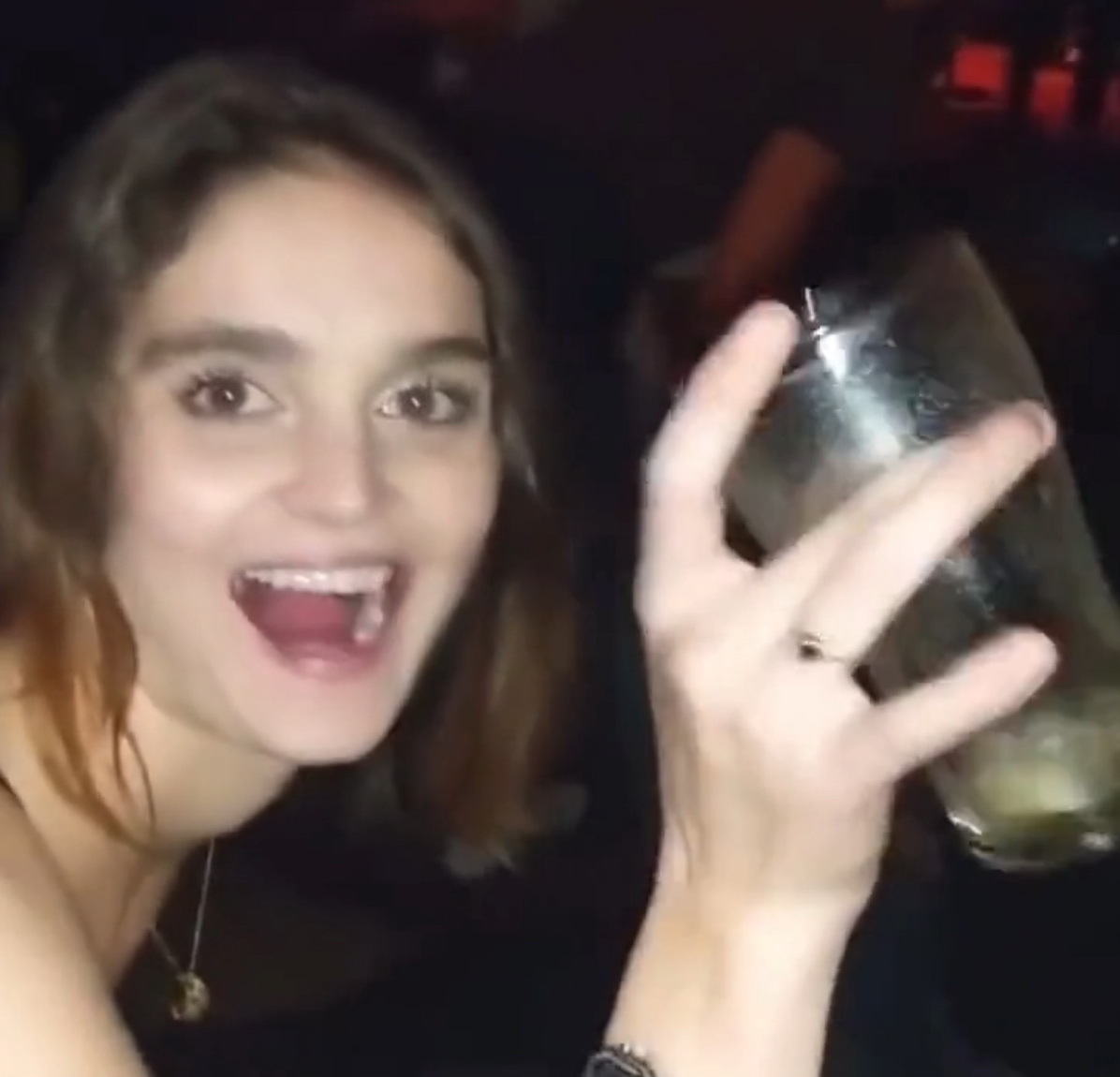 В Москве девушка показала грудь в обмен на бутылку шампанского и попала на видео