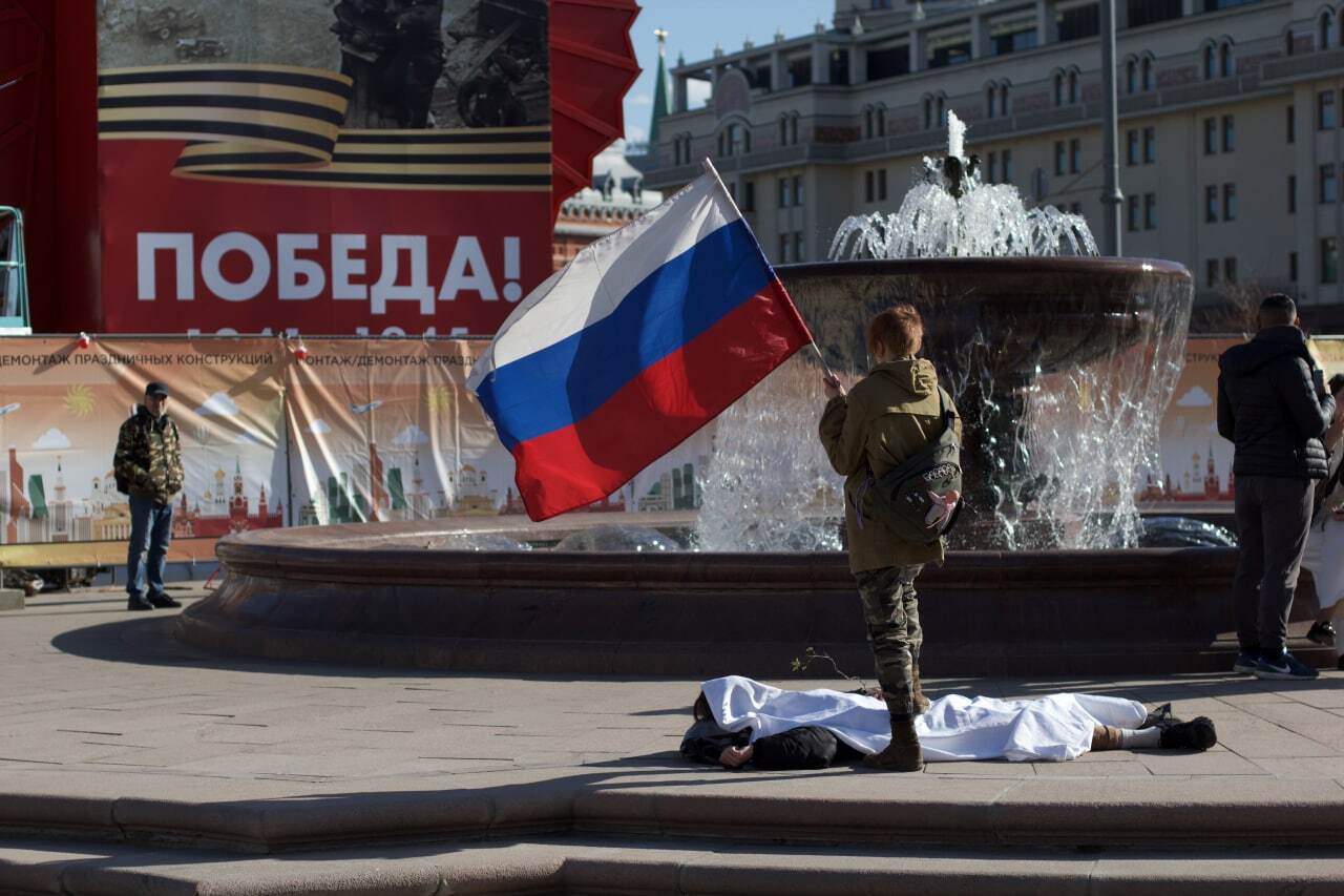 В центре Москвы, у входа в Большой театр прошла заукраинская акция против  спецоперации на Украине | Пикабу