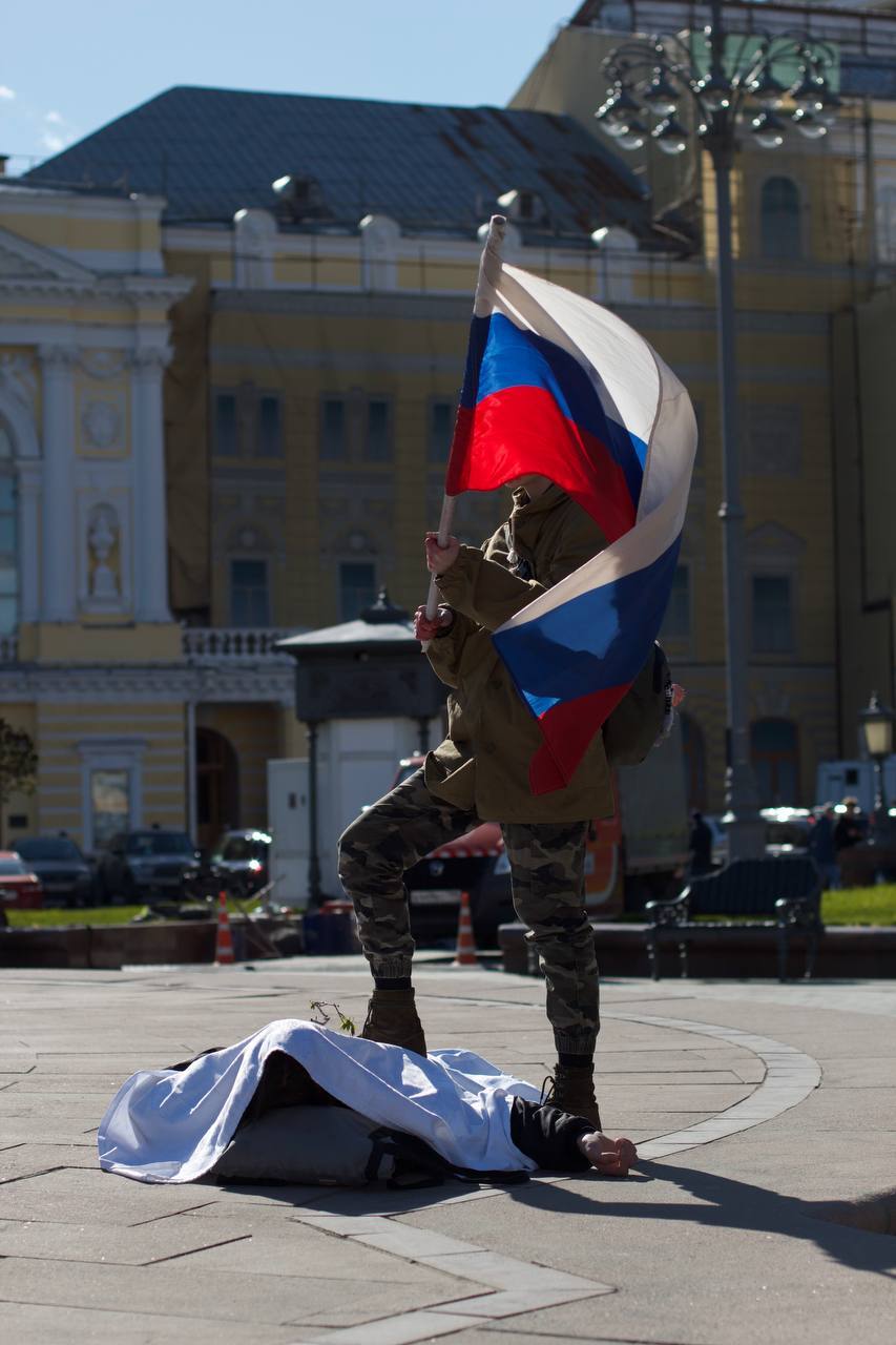 В центре Москвы, у входа в Большой театр прошла заукраинская акция против  спецоперации на Украине | Пикабу