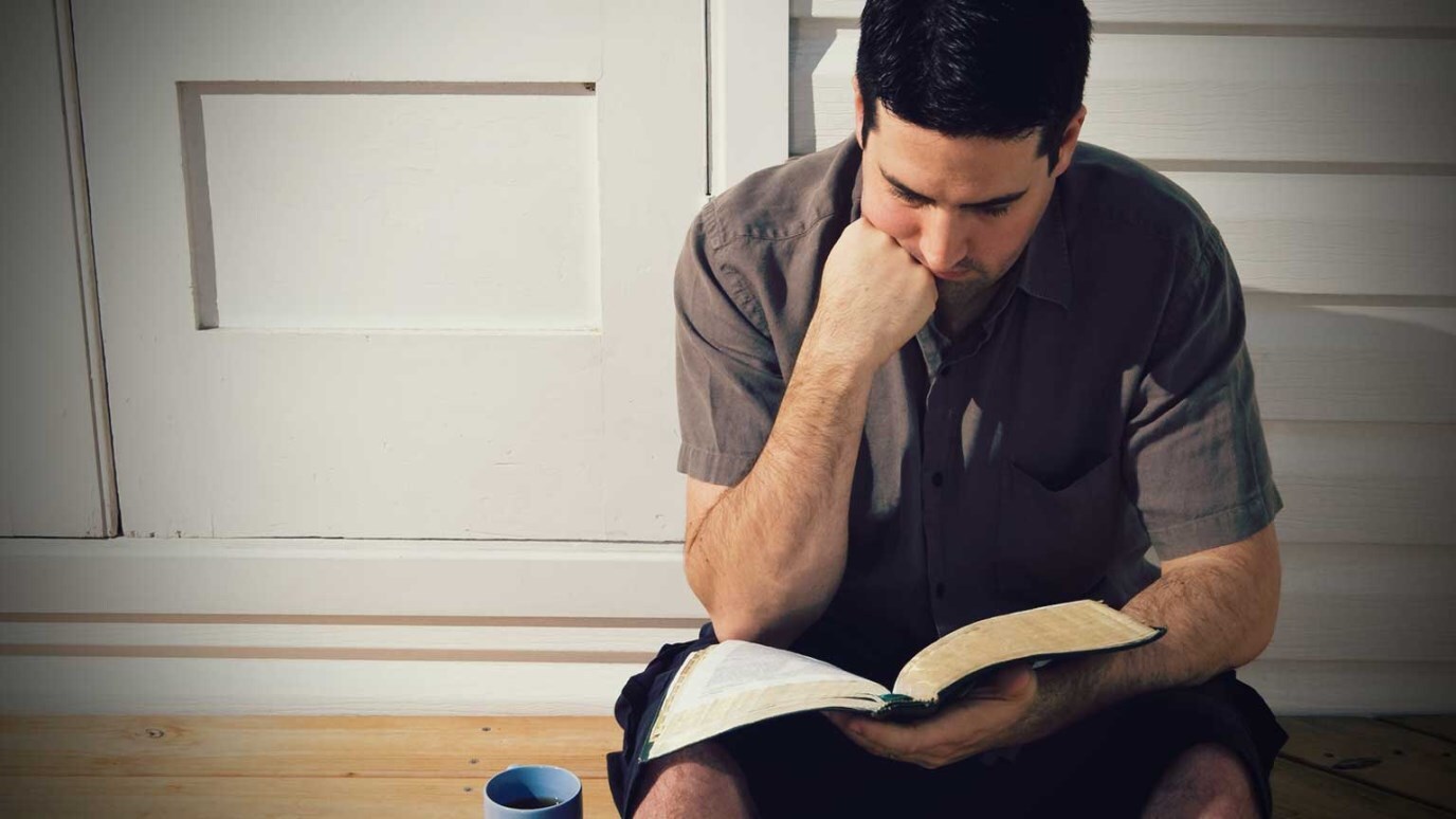 Беседа размышление. Мужчина читает Библию. Человек читает Библию. Человек размышляет над Библией. Человек задумался над Библией.