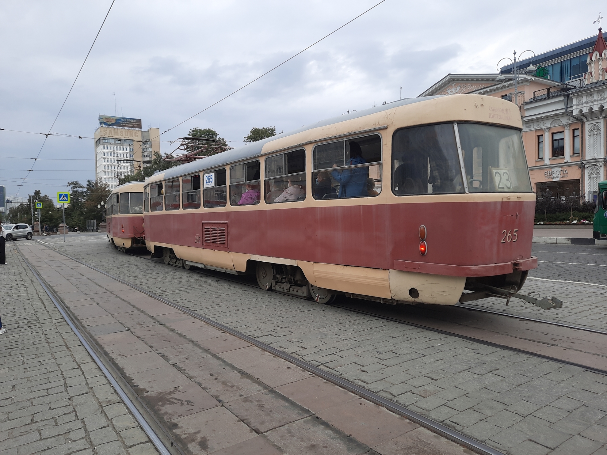 В Екатеринбурге кондуктор пыталась высадить из трамвая 13-летнюю девочку, у  которой не получалось оплатить проезд | Пикабу