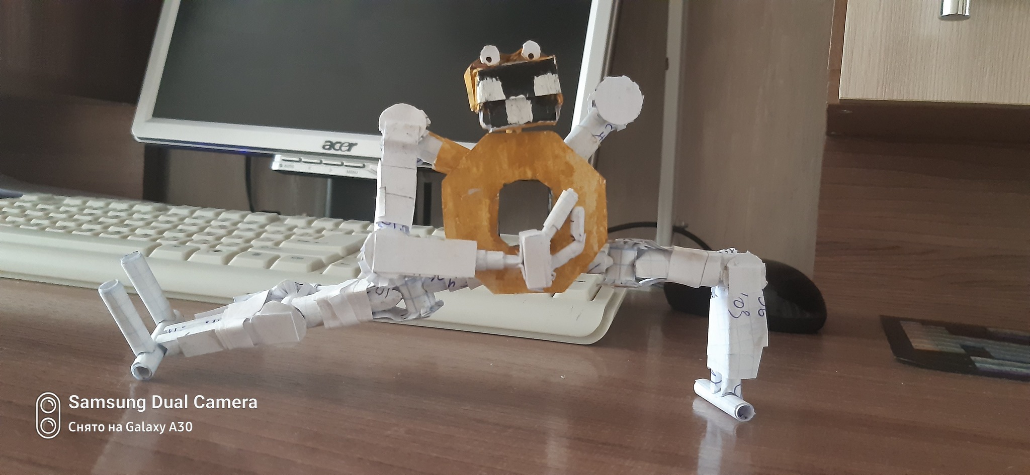 Ещё одная моя попытка сделать робота из бумаги