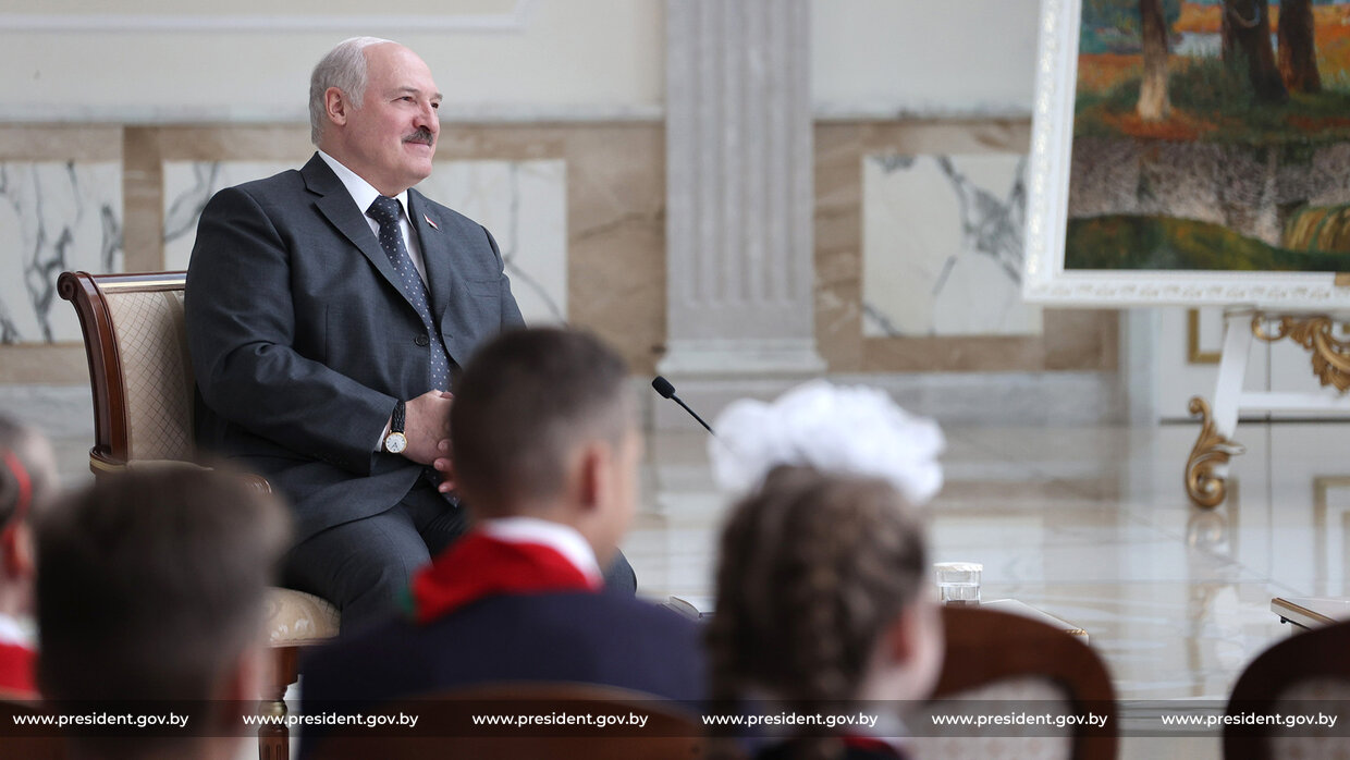 Александр Лукашенко не пользуется мобильным телефоном в целях безопасности