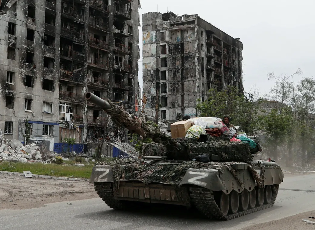 Беженка из Попасной опознала свои вещи на фотографии российского танка,  везущего награбленное | Пикабу