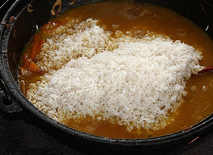 Сколько нужно риса на казан. Рис зирвак. Рис в казане. Добавить рис в плов. Рис для плова в казане.