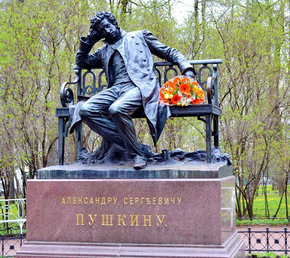 Памятники в городе пушкине. Памятник Пушкину в Царском селе. Памятник Пушкину лицеисту в Царском селе. Памятник Пушкину в Царском селе в лицейском саду. Царское село Пушкин Лицейский памятники.