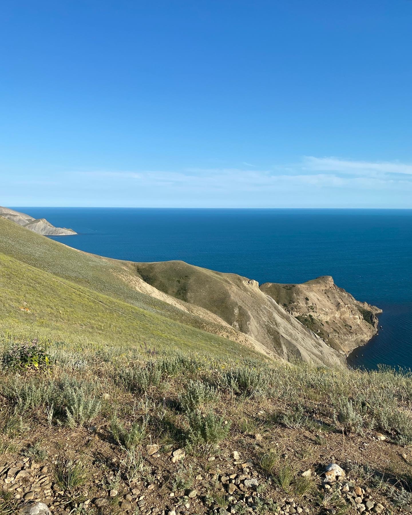 Джан кутаран. Бухта Джан Кутаран Коктебель. Гора Джан Кутаран в Крыму. Холмы Орджоникидзе (Джан‑Кутаран). Орджоникидзе Крым Джан-Кутаран.