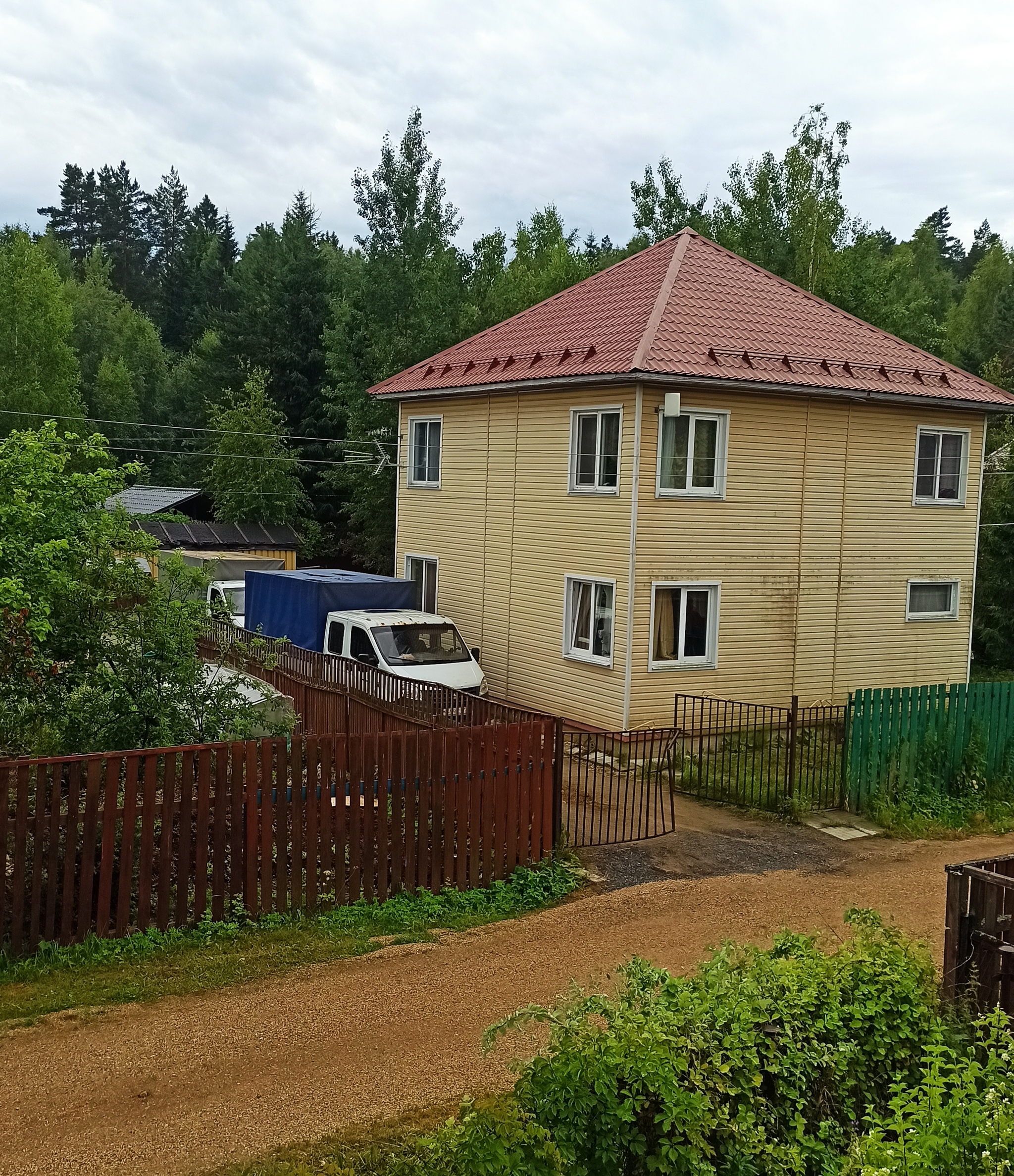 В СНТ у соседей стоянка грузовиков | Пикабу