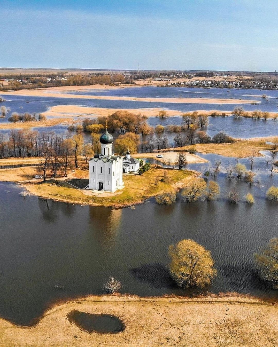 Церковь Покрова на Нерли во время разлива | Пикабу