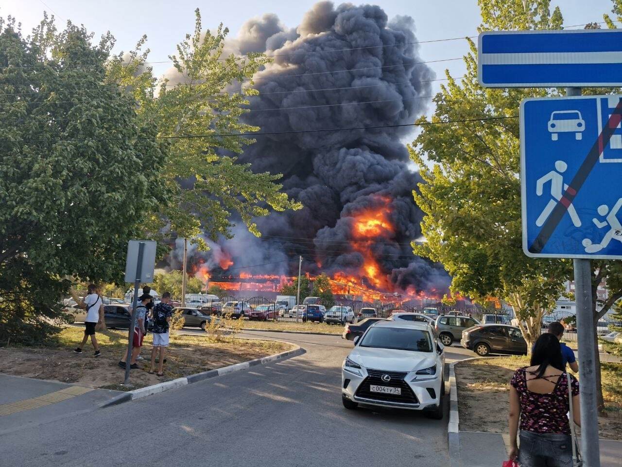 Горит рынок в г. Волжский Волгоградской области | Пикабу