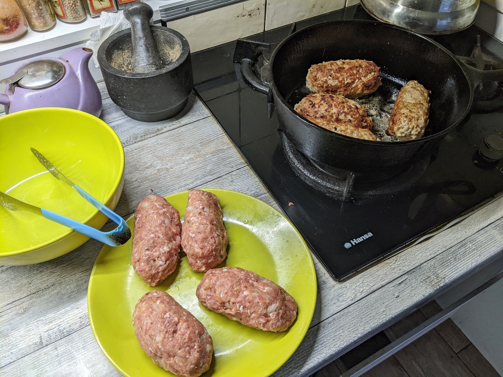 В одном черном-черном лесу... слышны рулады и пахнет мясным рулетом! |  Пикабу