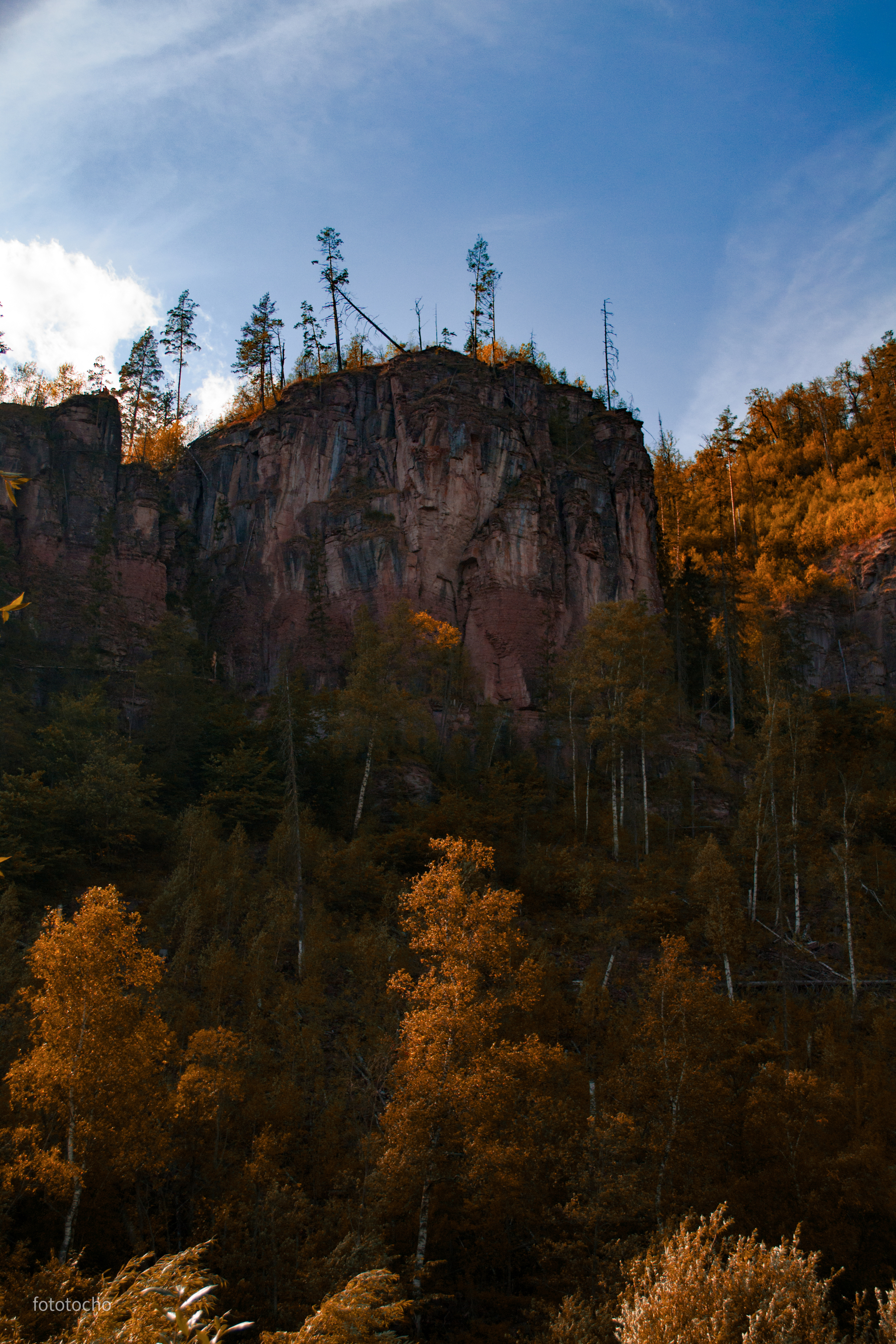 Красные скалы в Ассах