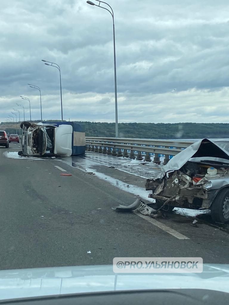 ДТП на Президентском мосту через реку Волга в городе Ульяновске | Пикабу