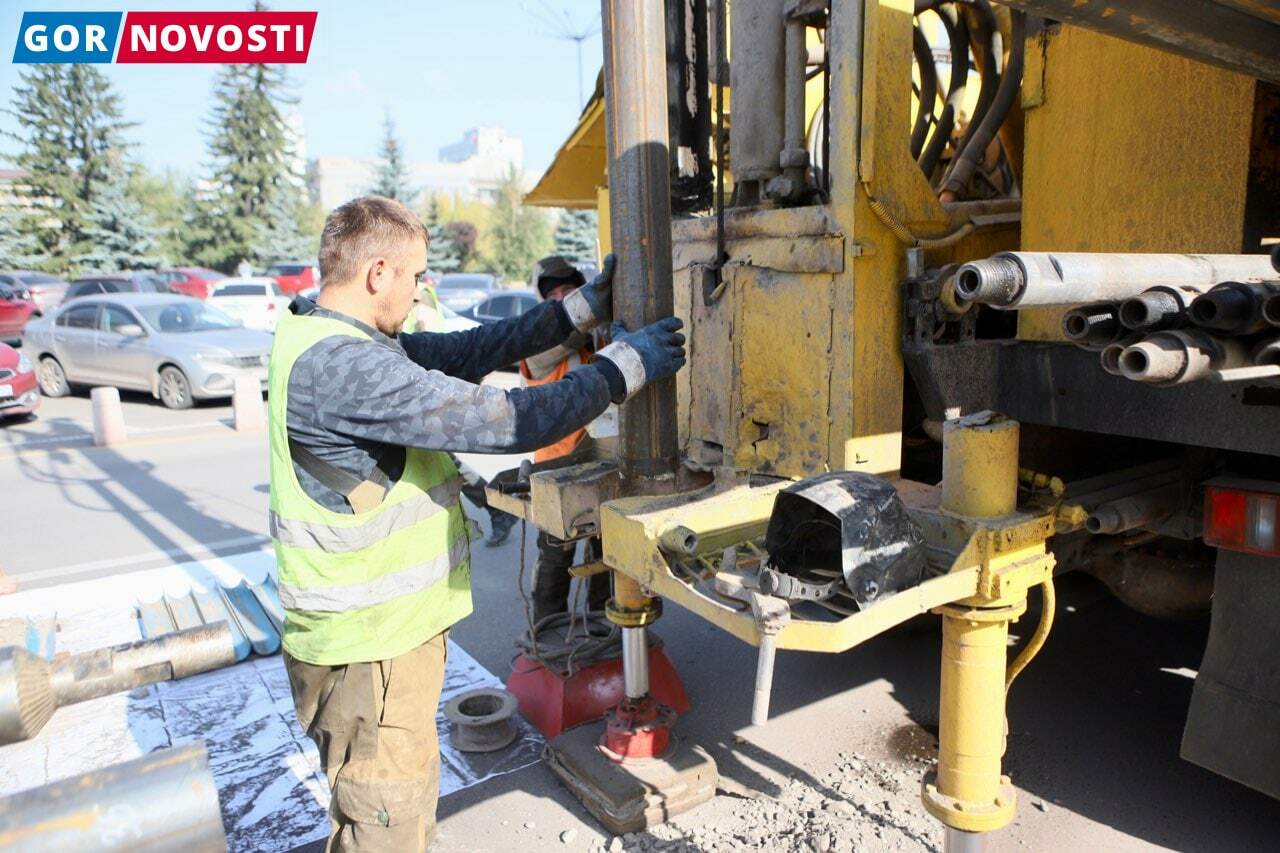 В Красноярске на площади Революции бурят скважины для строительства метро |  Пикабу