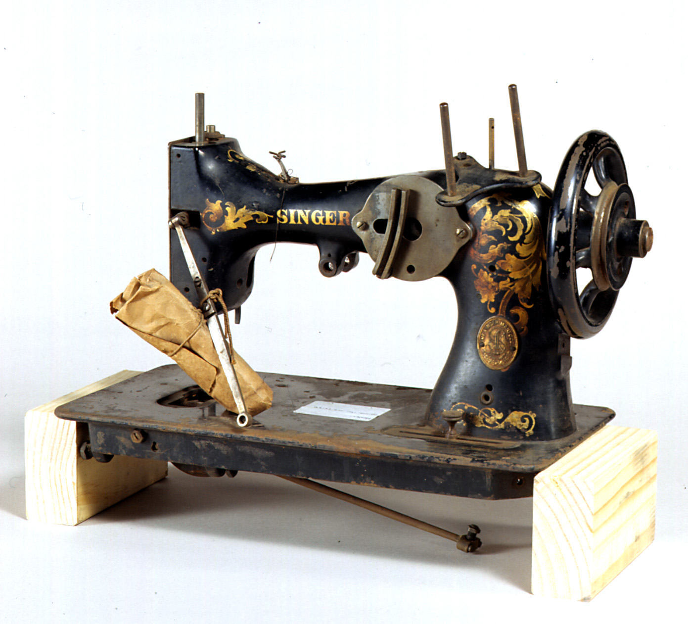 Швейные машины старого образца. Швейная машина Исаака Зингера. Швейная машина «Зингер» 1855. Зингер 107w. Сингер швейная машинка.