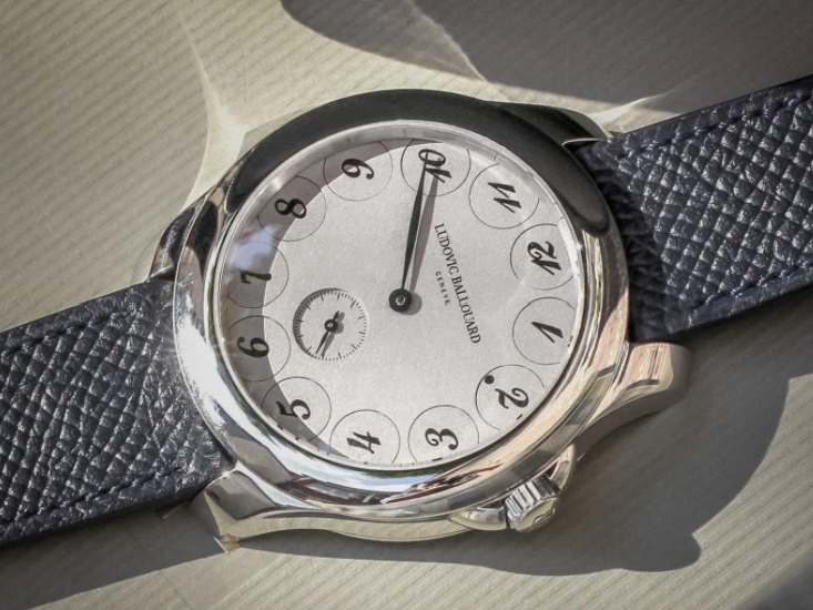 Часы с перевернутым циферблатом. Все числа и цифры вверх ногами - кроме ...