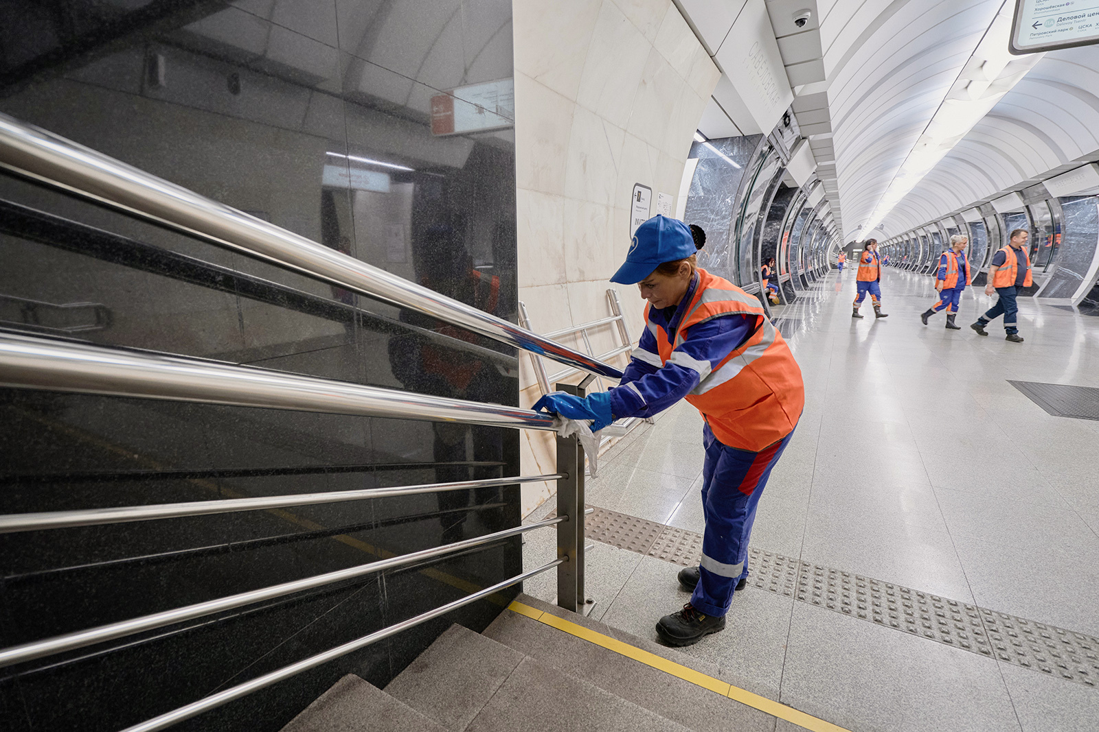 Кто работает в метро Москвы ночью | Пикабу