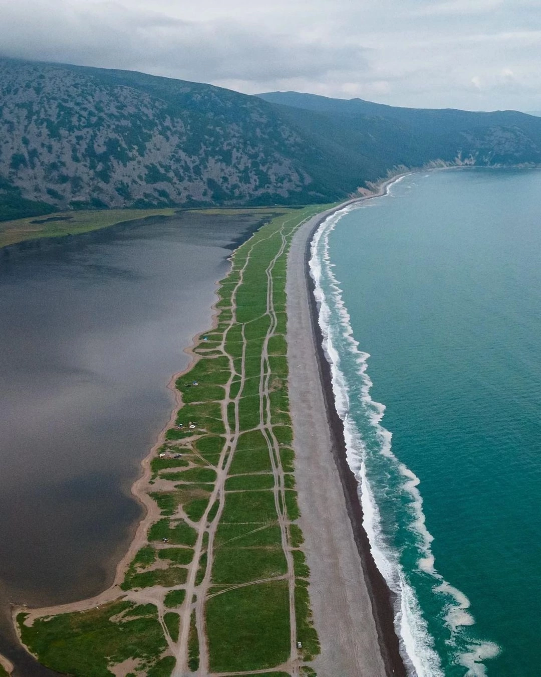 Озеро Соленое, отделенное от Охотского моря галечной косой. Магаданская  область | Пикабу