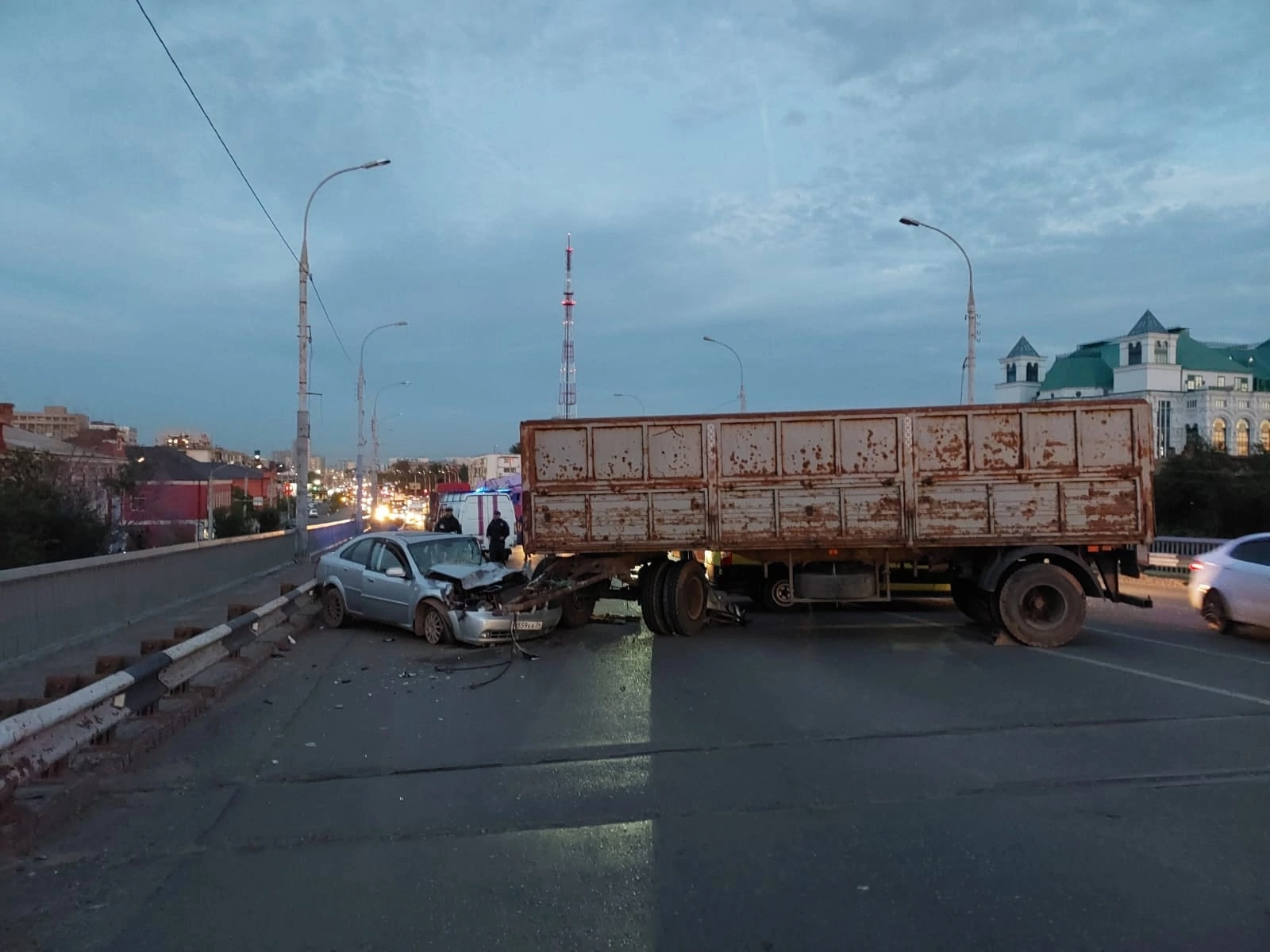 В Астрахани на Новом мосту у КАМАЗа отцепился прицеп и протаранил легковой  автомобиль | Пикабу