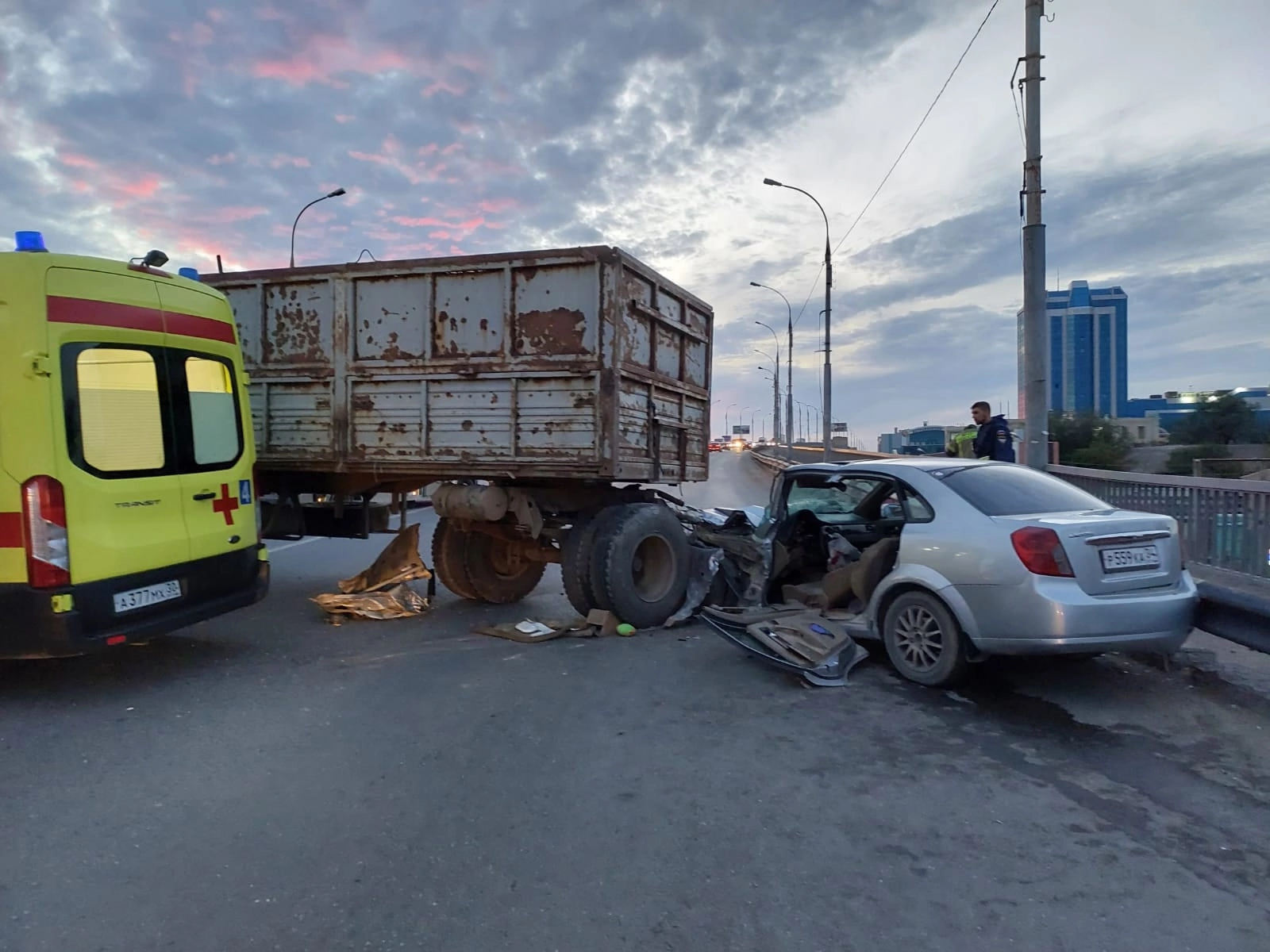 В Астрахани на Новом мосту у КАМАЗа отцепился прицеп и протаранил легковой  автомобиль | Пикабу