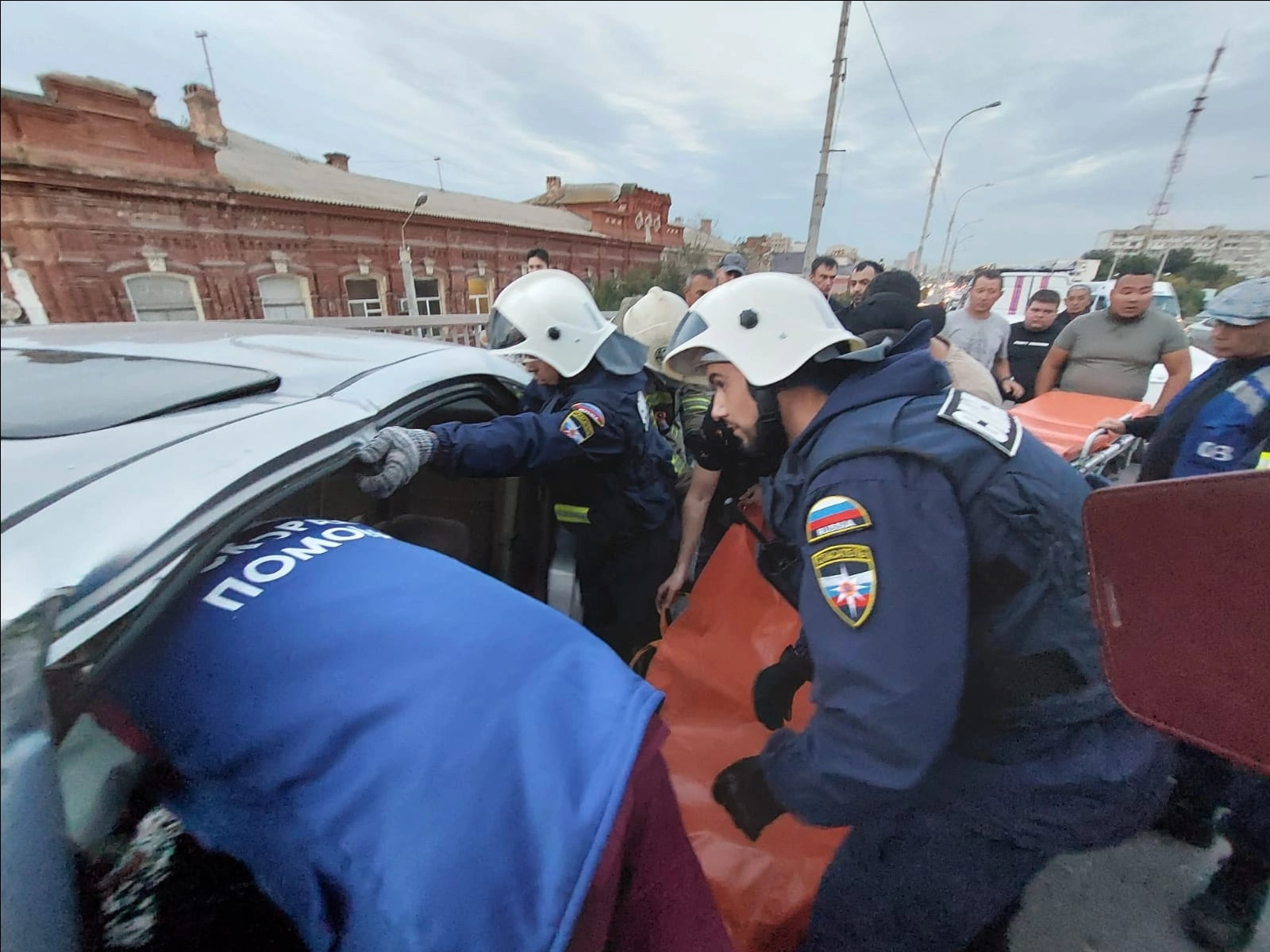 В Астрахани на Новом мосту у КАМАЗа отцепился прицеп и протаранил легковой  автомобиль | Пикабу