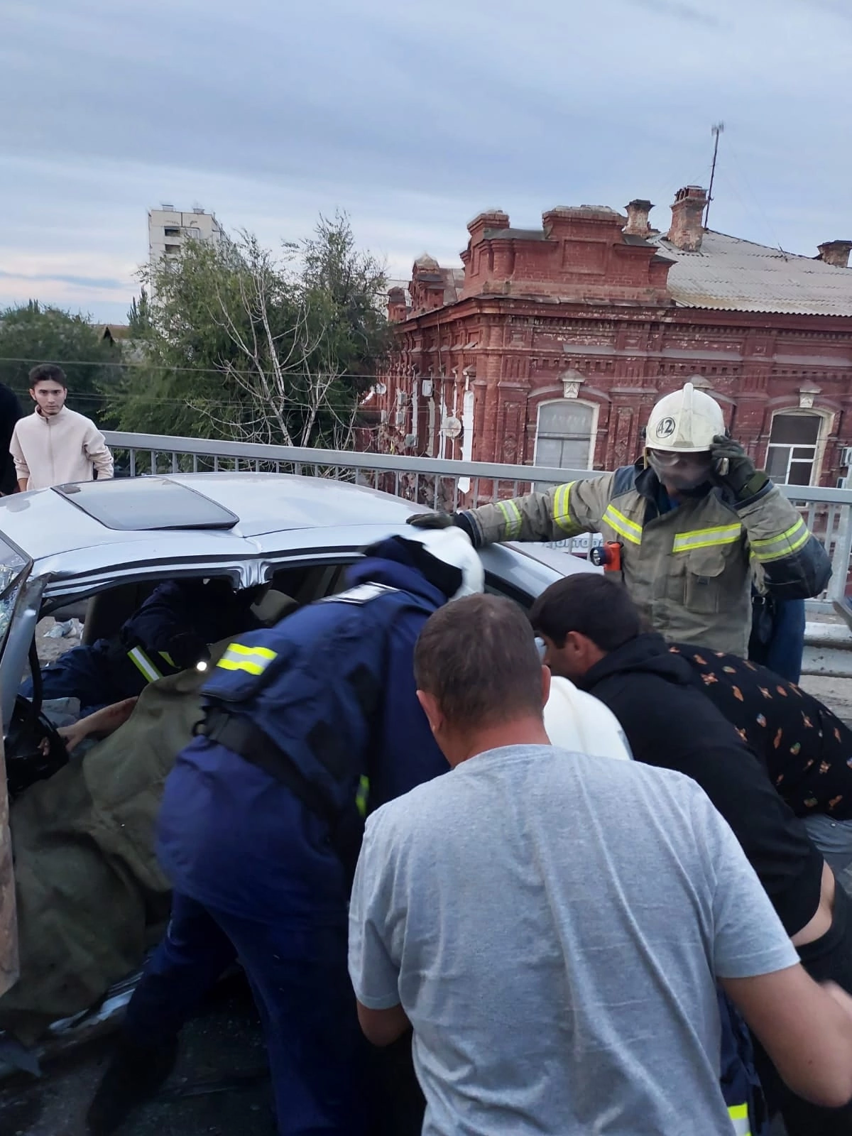 В Астрахани на Новом мосту у КАМАЗа отцепился прицеп и протаранил легковой  автомобиль | Пикабу