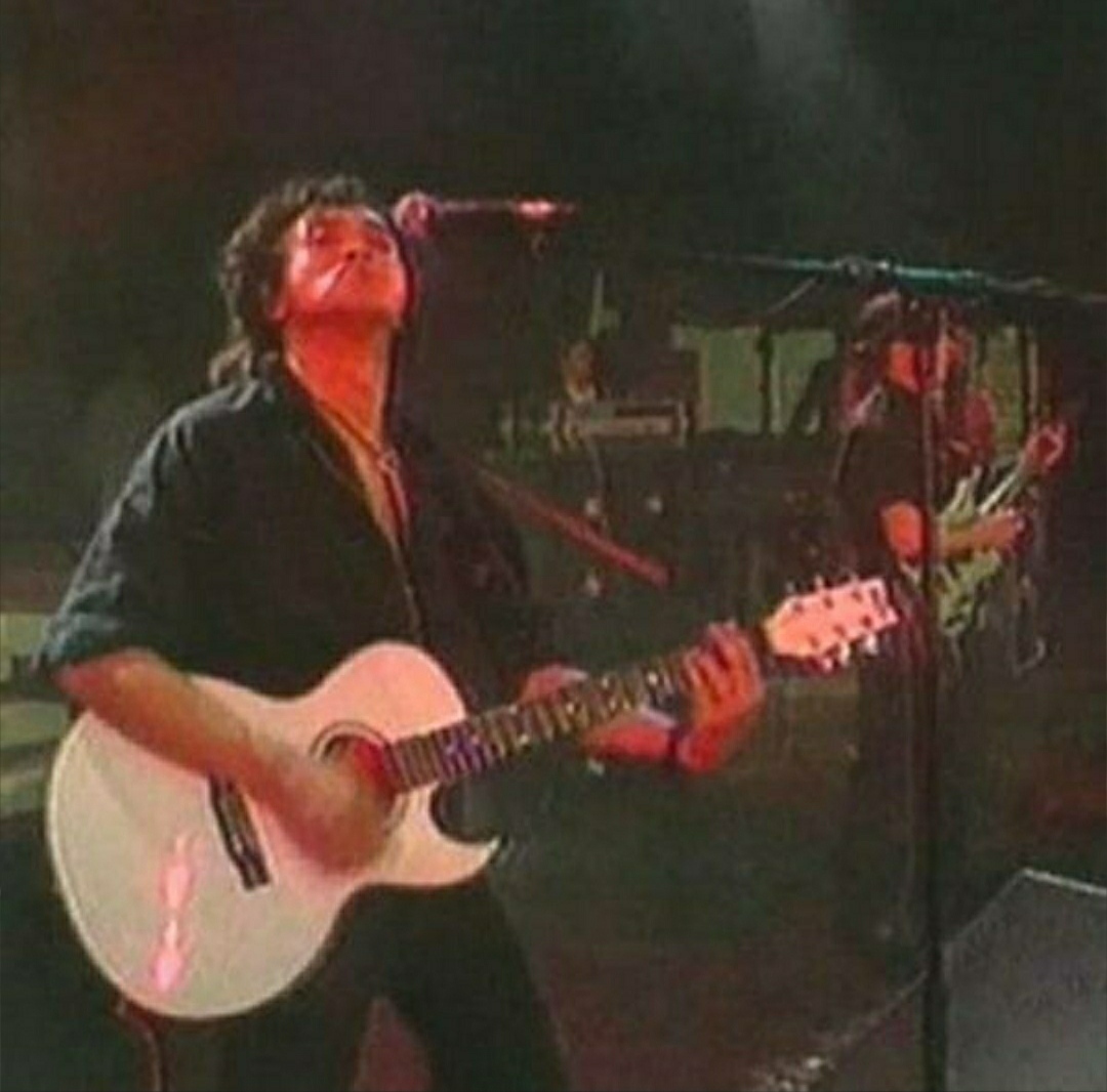 Цой фото с гитарой на сцене
