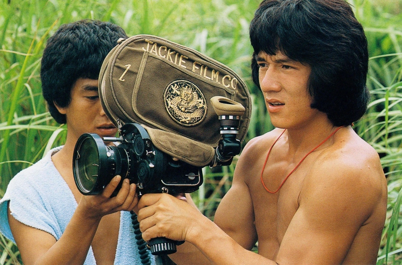Джеки Чан с фотоаппаратом