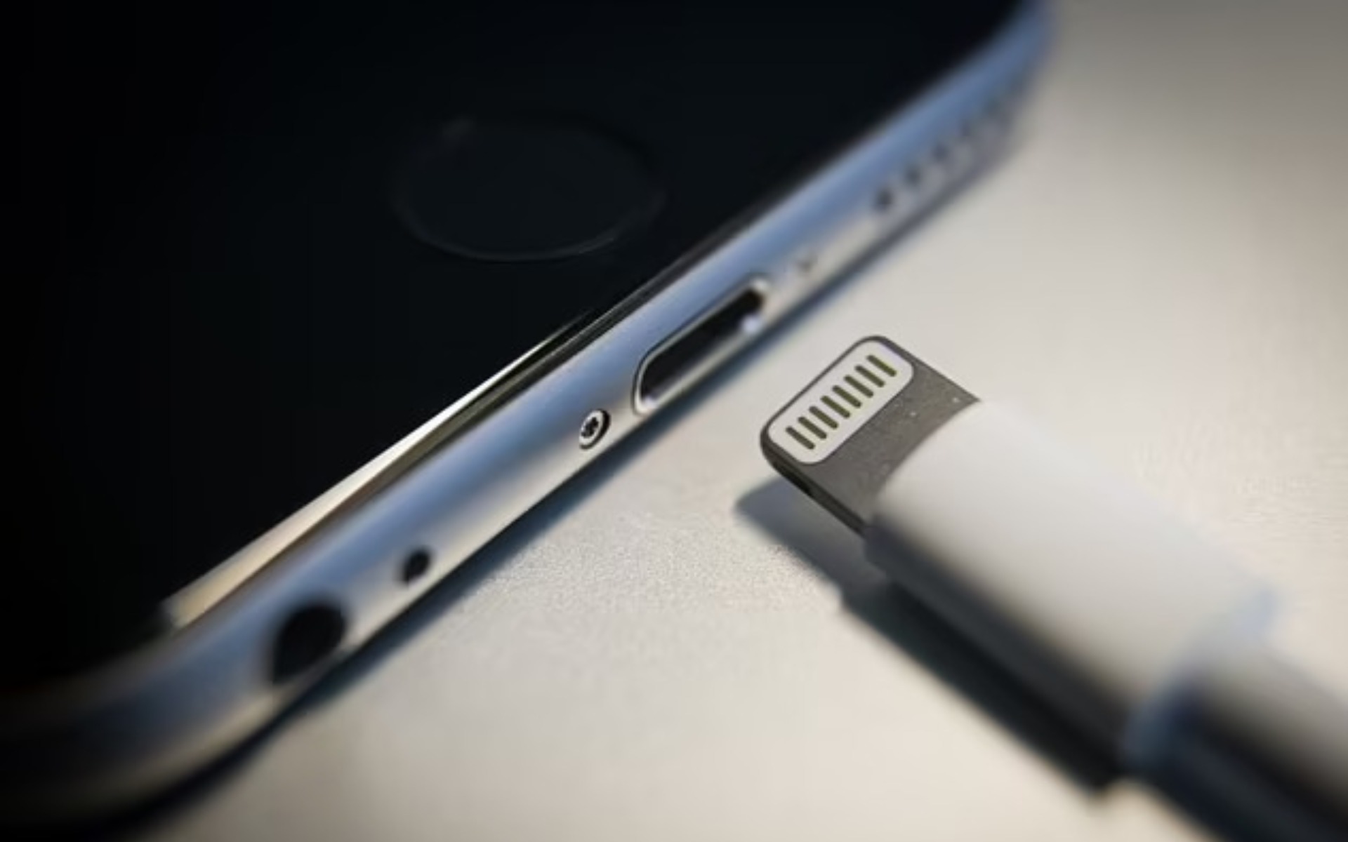 Всё ради экологии. Apple отказывается от порта Lightning в пользу USB-C |  Пикабу