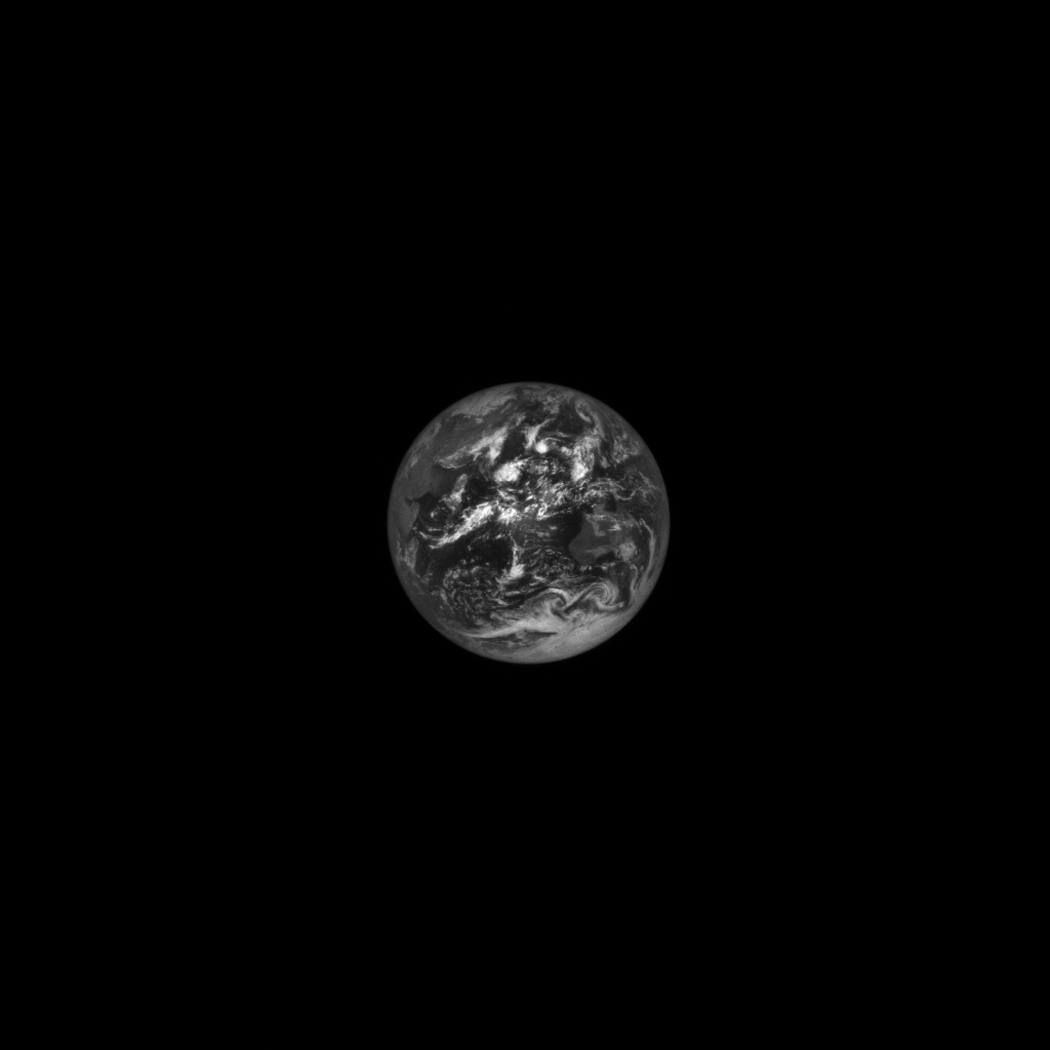 nasa-showed-the-earth-from-a-distance-of-620-thousand-kilometers